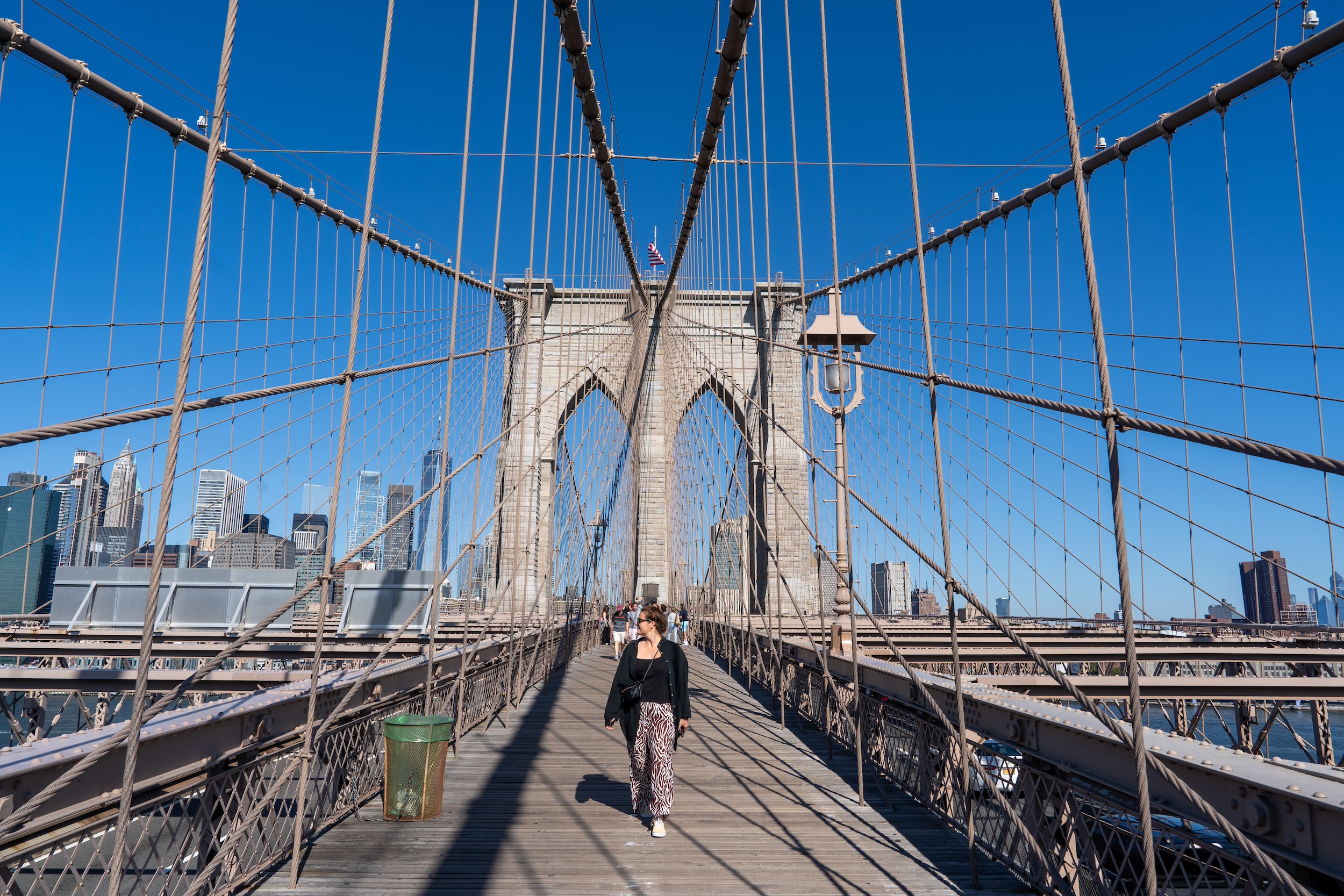Gerade am Morgen ist ein Spaziergang über die Brooklyn Bridge einmalig