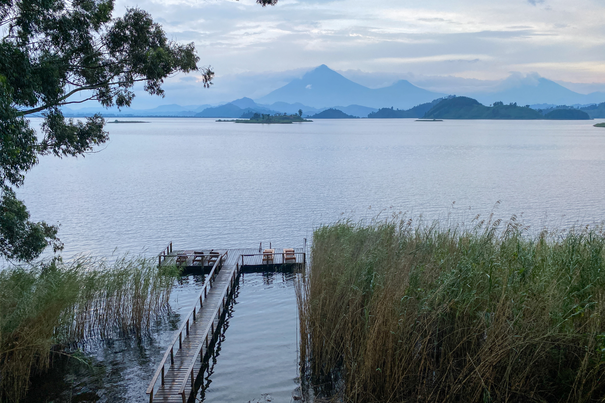 Im Lake Mutanda könnt ihr vor und nach dem Gorilla-Tracking schön entspannen