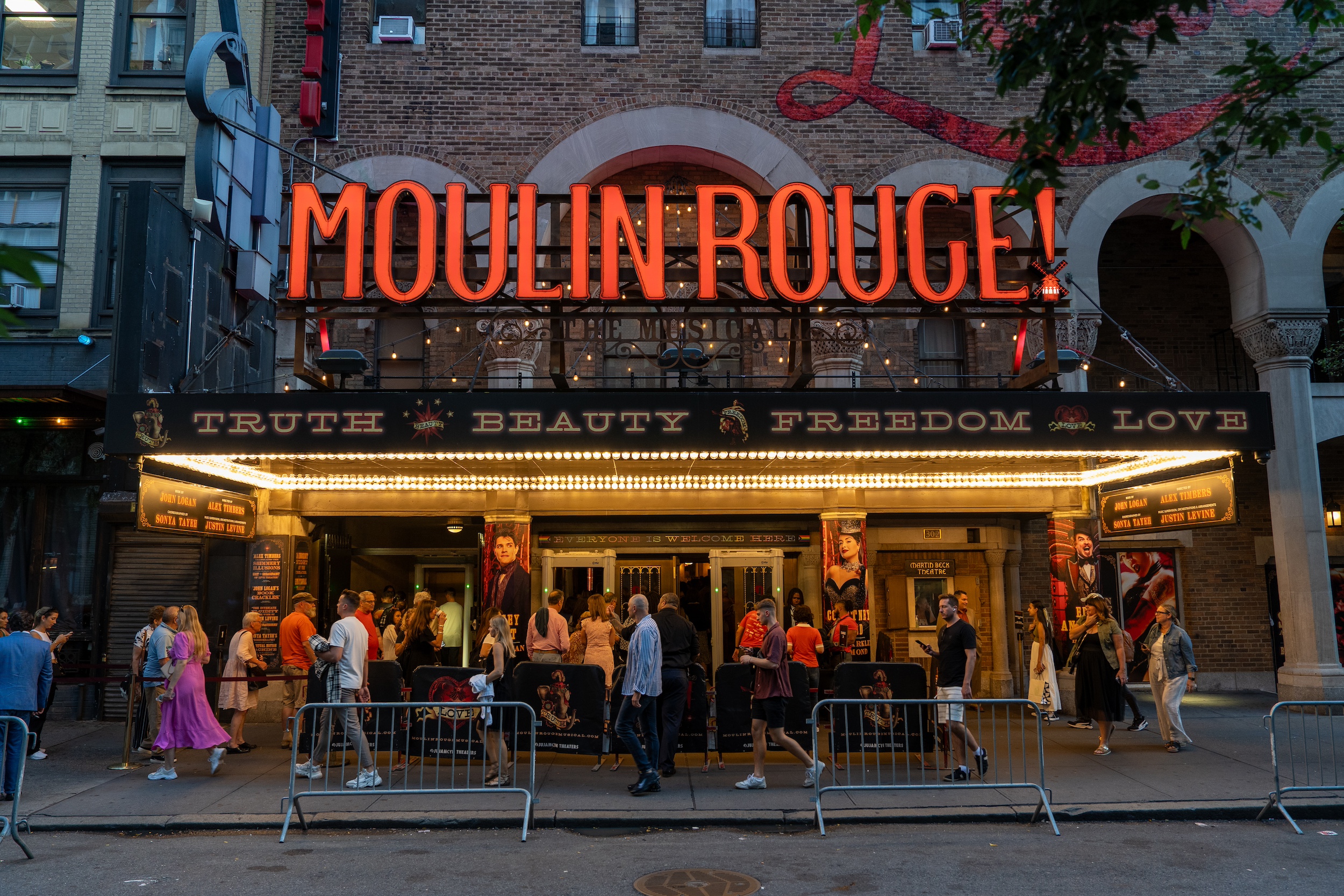 Wir können euch definitiv einen Besuch von Moulin Rouge am Broadway empfehlen