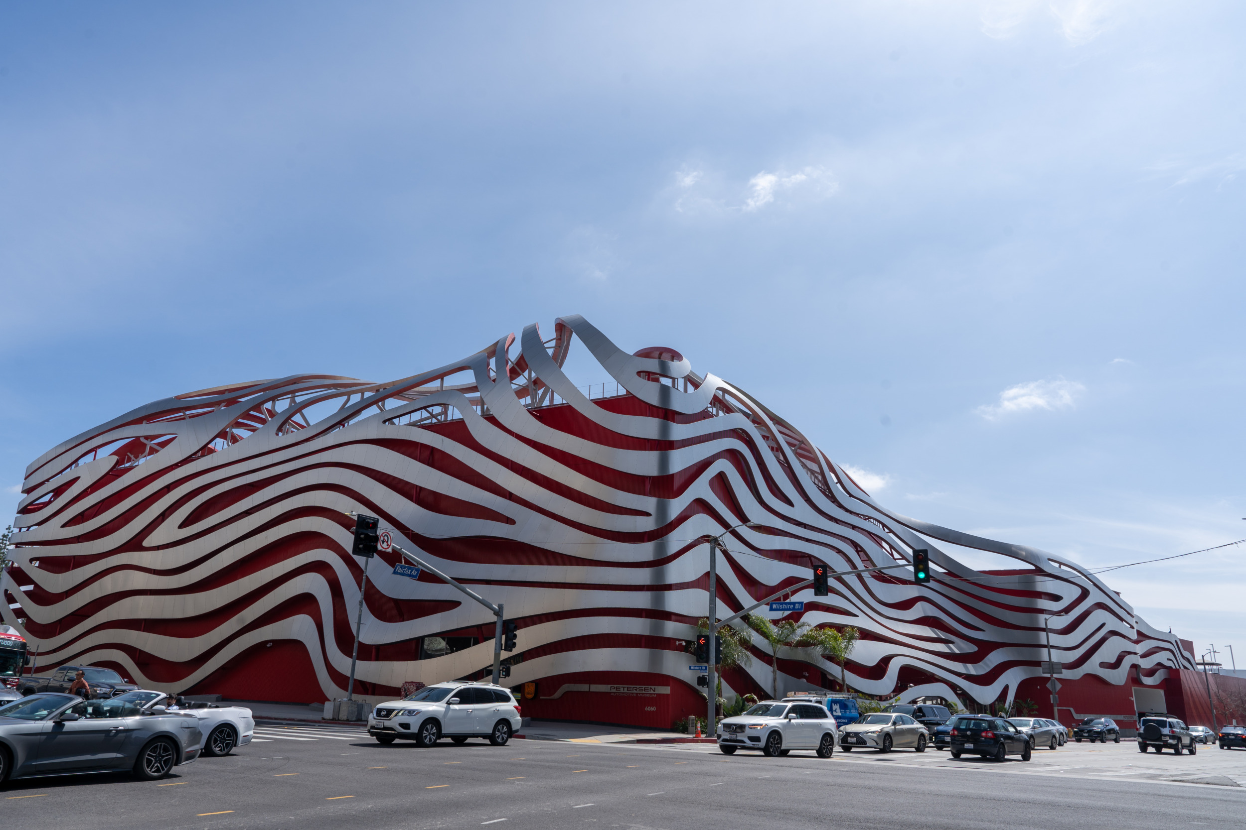 Das Petersen Automotive Museum gehört zu den neuesten Sehenswürdigkeiten in Los Angeles