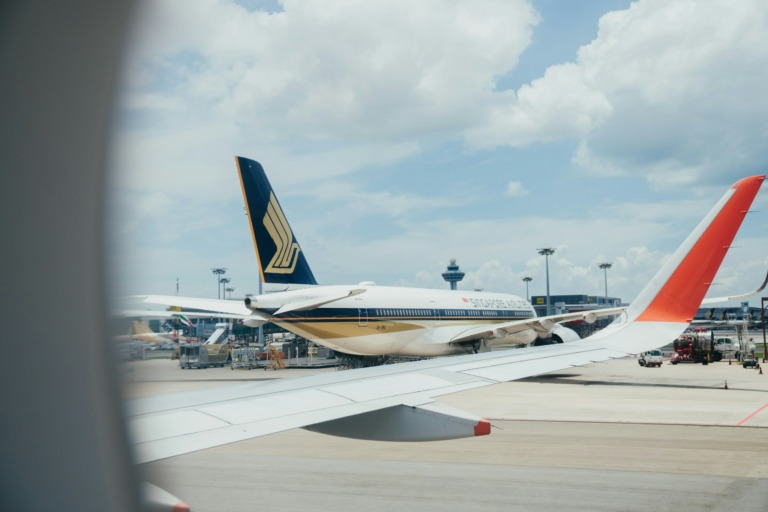 Ausblick am Flughafen auf die Singapore Airlines