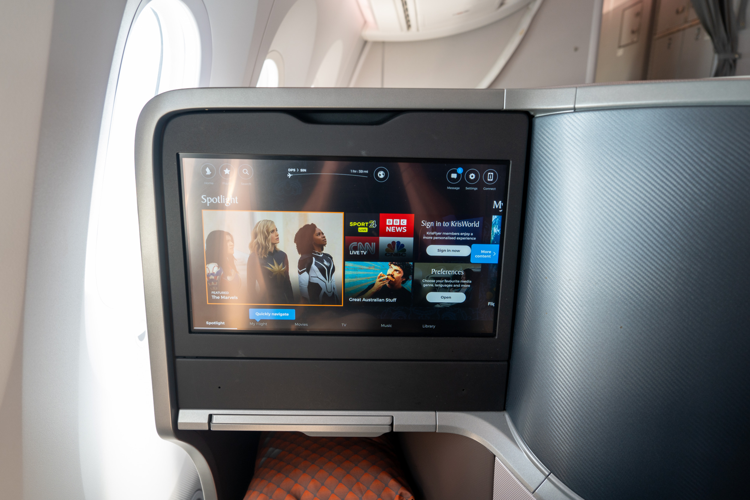 Der Screen in der Singapore Airlines Business-Class im 787-10 ist groß und modern