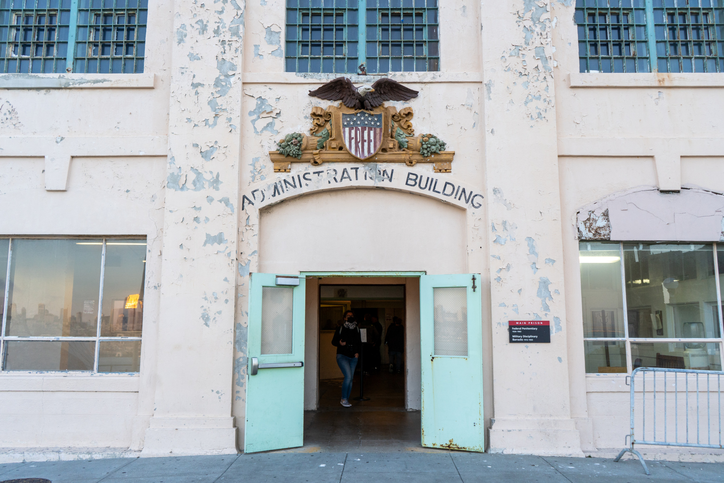 Das Administration Building von Alcatraz erinnert an düstere Zeiten
