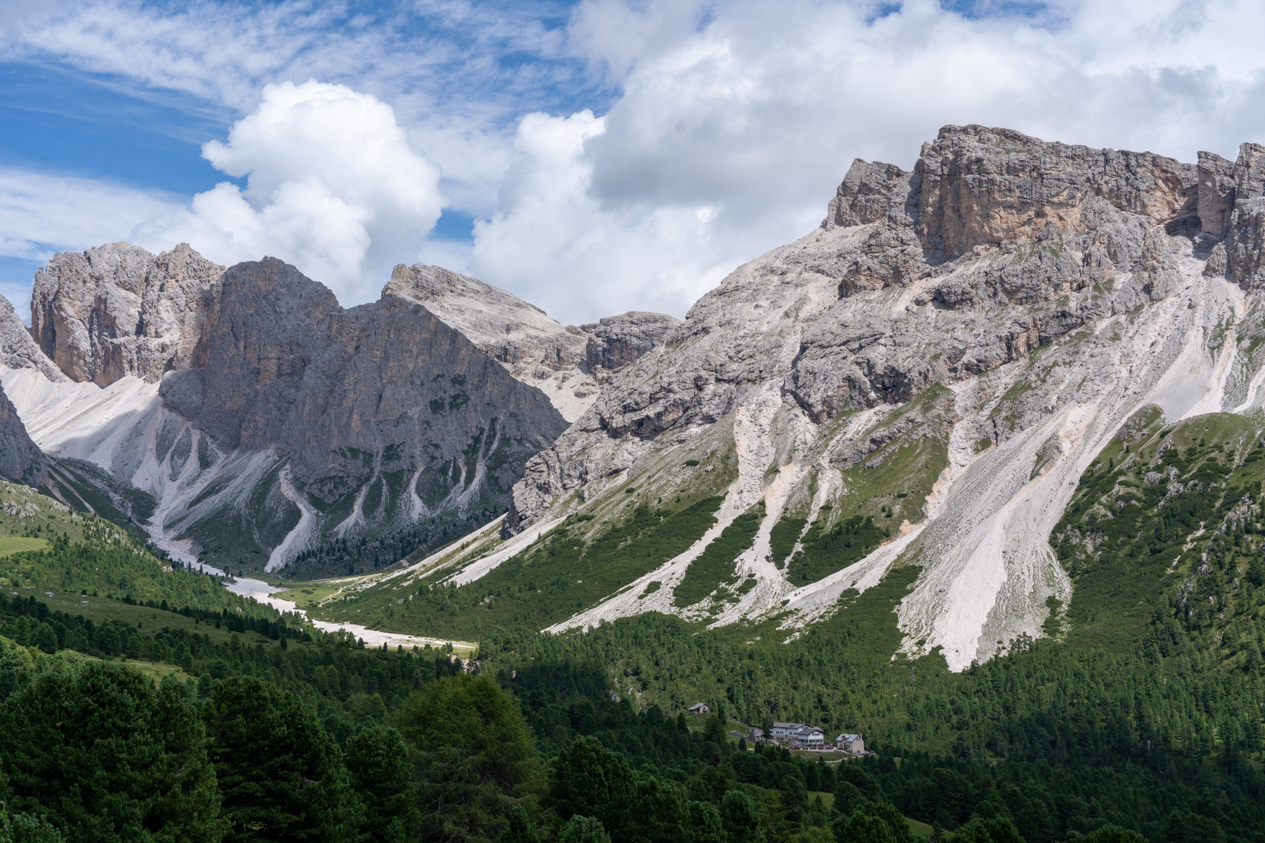 Wenn knallgrüne Wiesen auf karge Felsen treffen: Willkommen auf der Seceda!