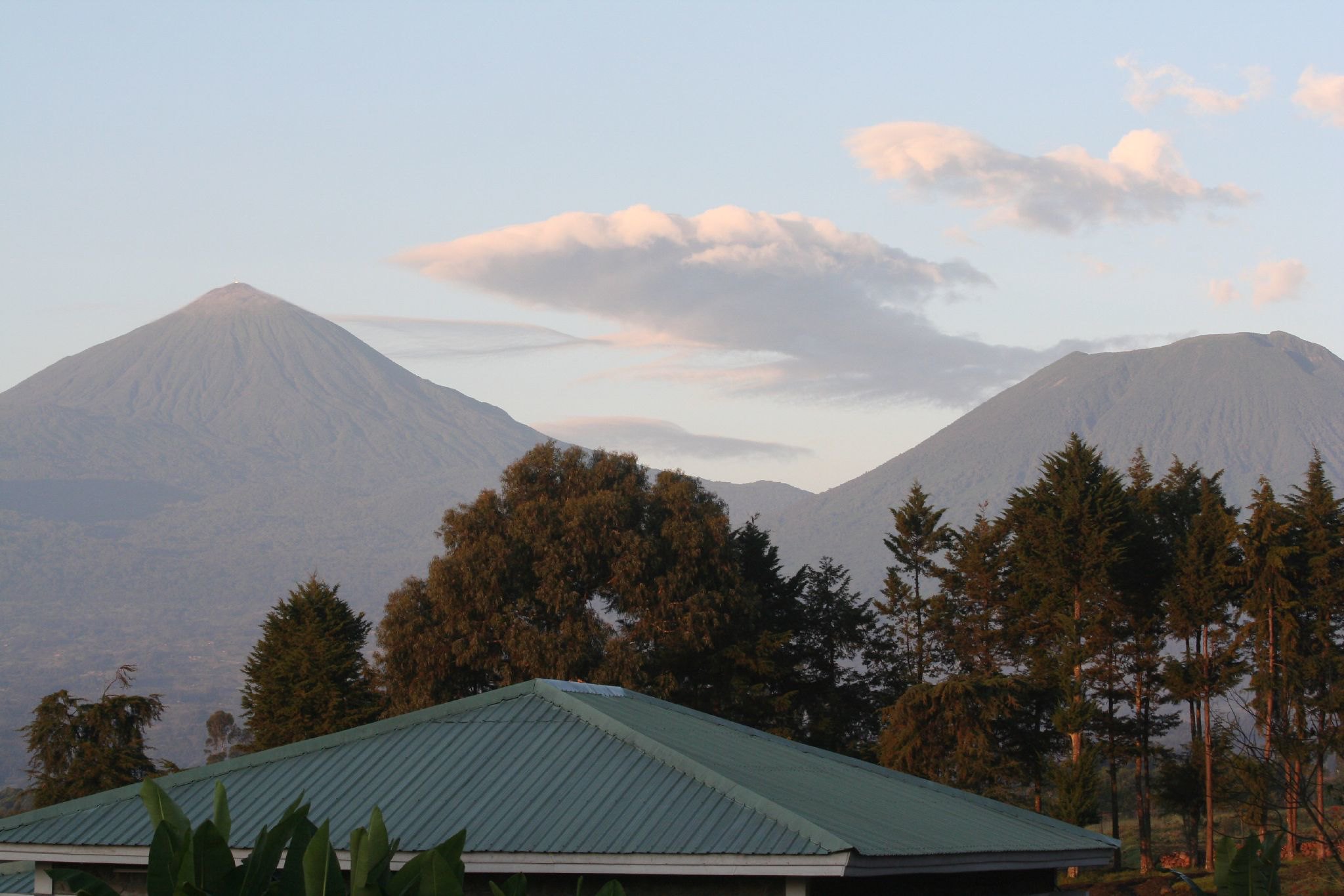 Der Karisimbi-Vulkan (linke) und der Bisoke-Vulkan (rechts) markieren die Landschaft des Nationalparks