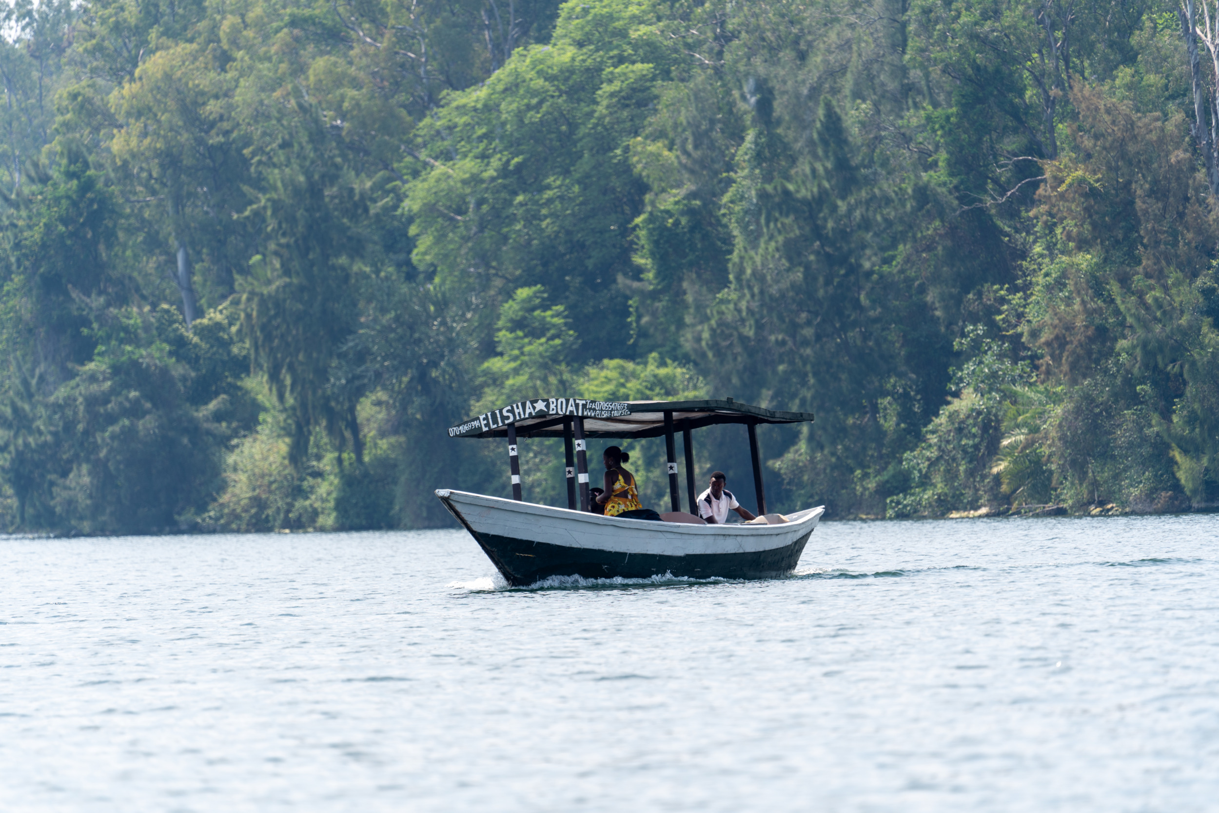Mit dem Boot geht es rüber auf Napoleon Island in Lake Kivu