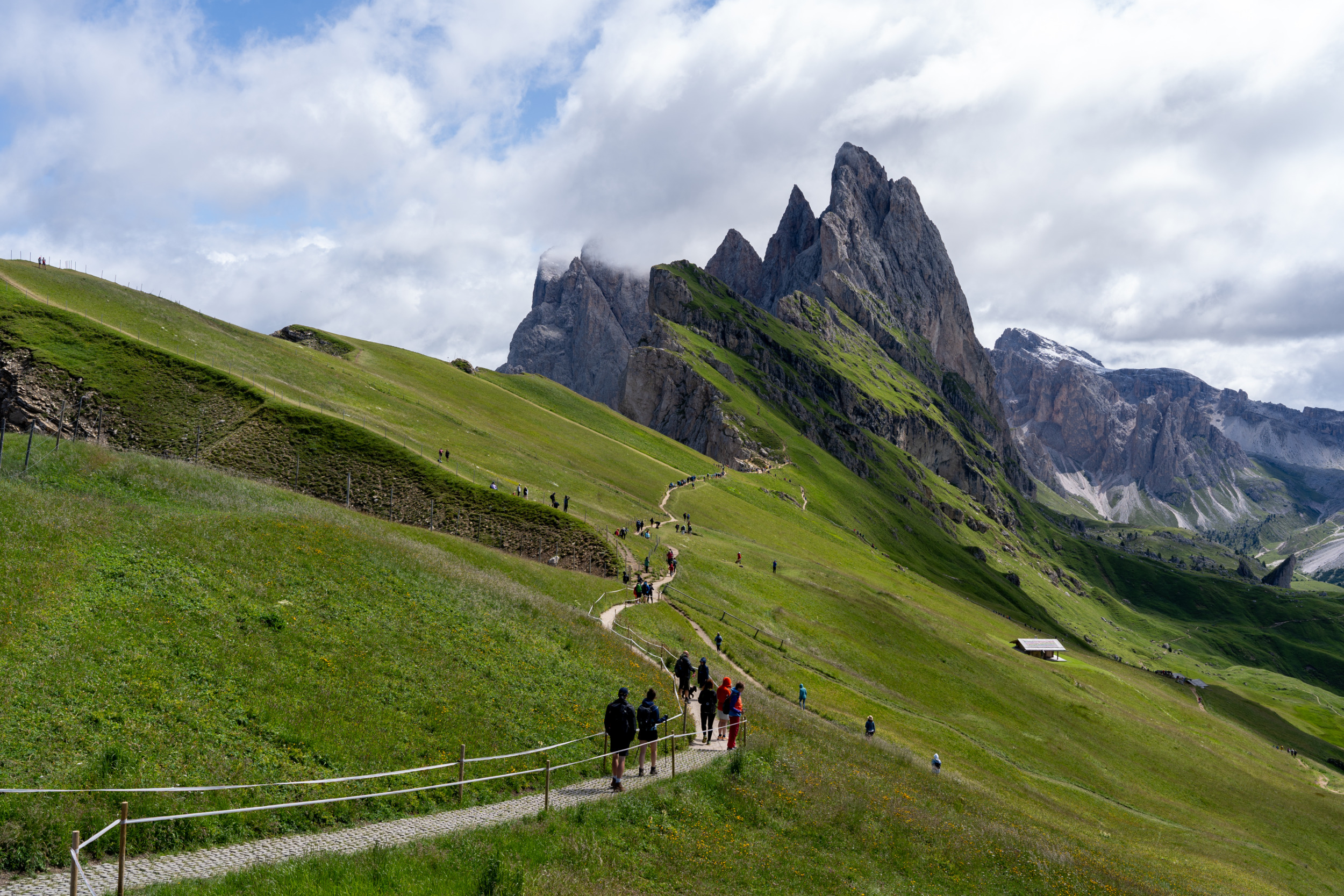 Wanderungen auf der Seceda fühlen sich an, als würde man durch Postkarten laufen