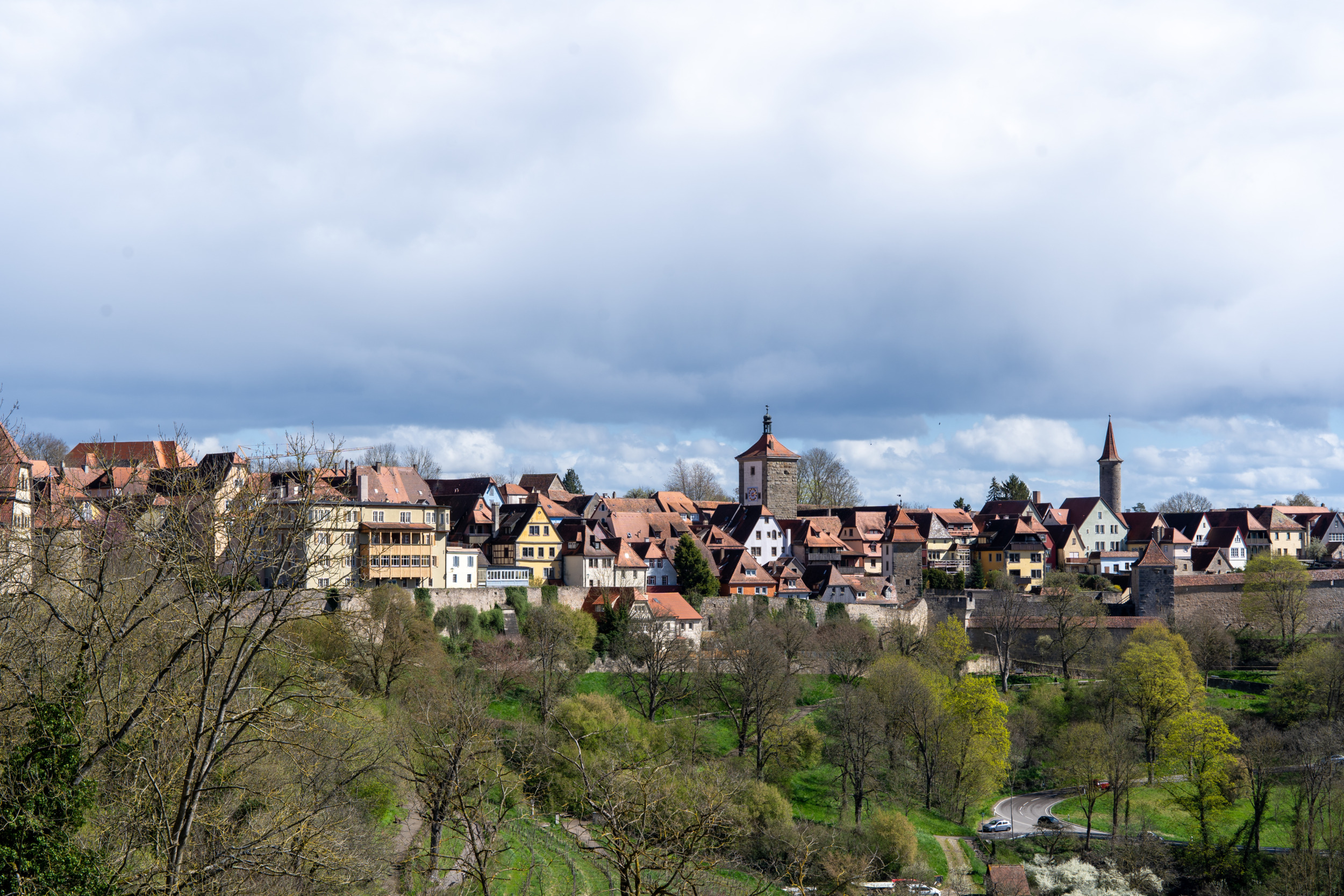 Immer wieder erhascht man von der Stadtmauer einen tollen Blick auf Rothenburg ob der Tauber