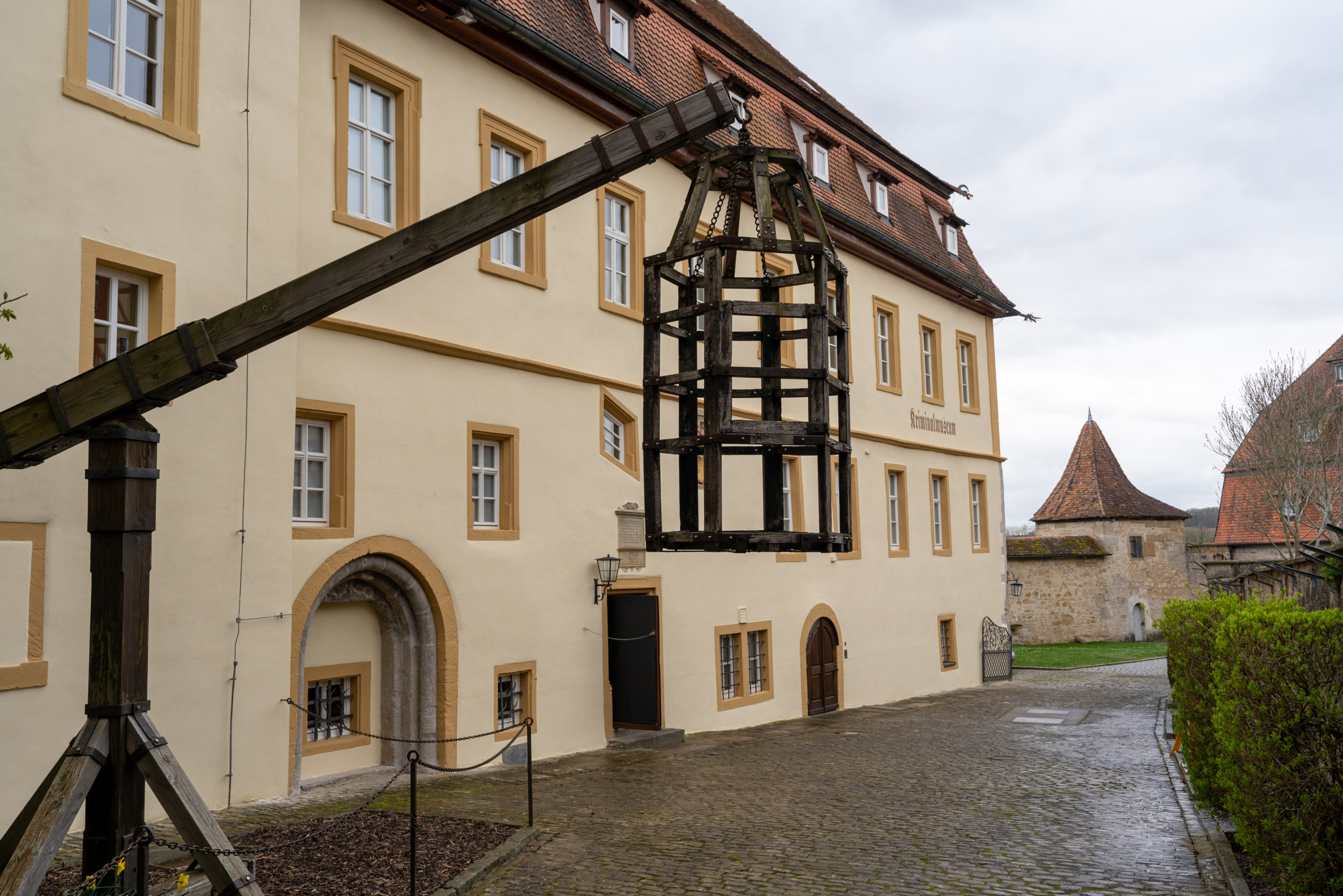 Der Käfig der legendären Bäckertaufe befindet sich außerhalb des Mittelalterlichen Kriminalmuseums