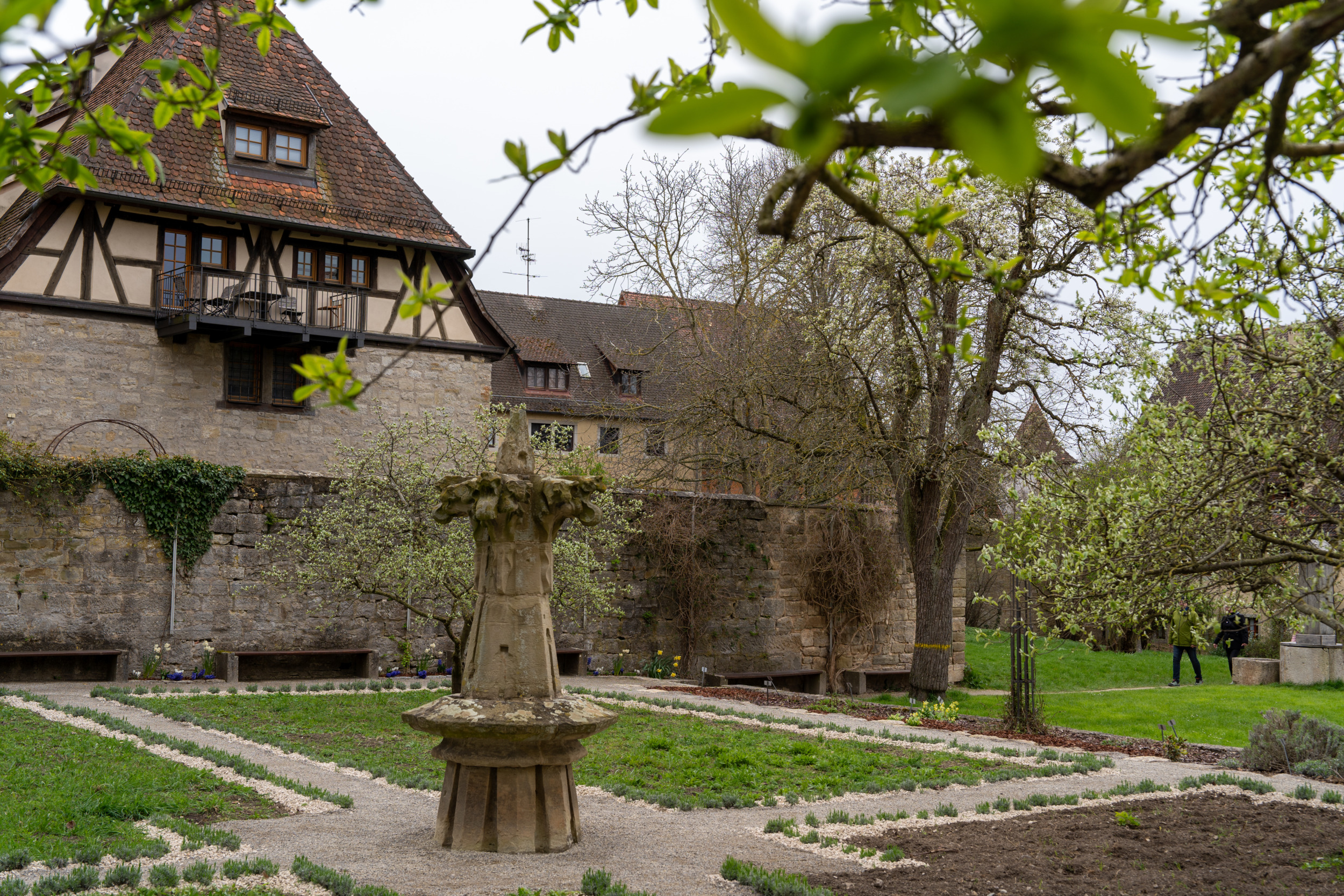 Der Klostergarten befindet sich versteckt neben dem RothenburgMuseum