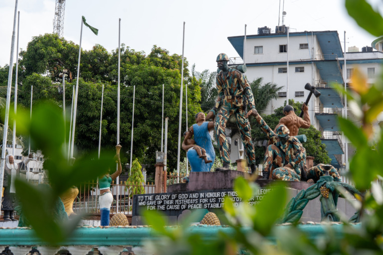 Das Sierra Leone Peace Monument und Museum liegt im Herzen der Stadt