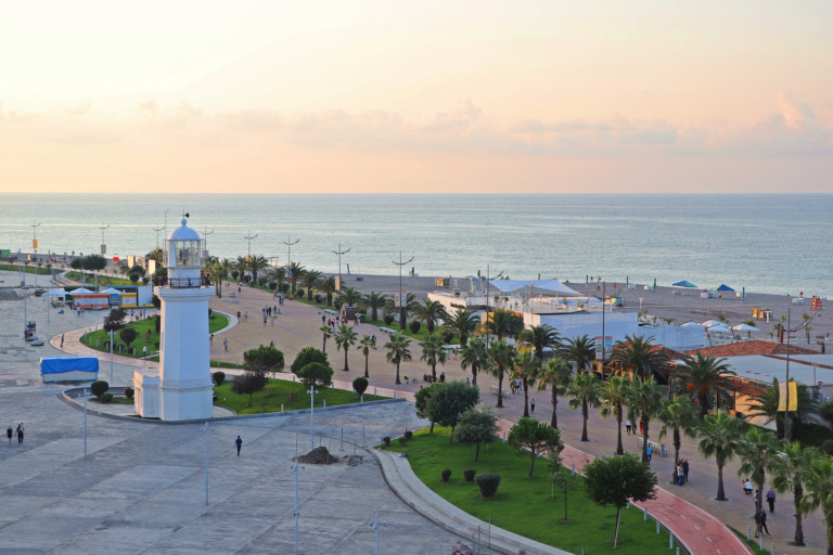 Die Promenade der georgischen Stadt Batumi