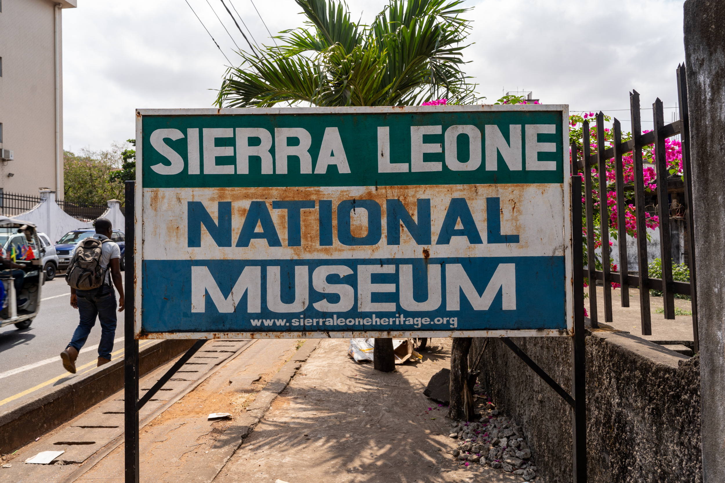 Der Eingang ins Sierra Leone National Museum in den Landesfarben