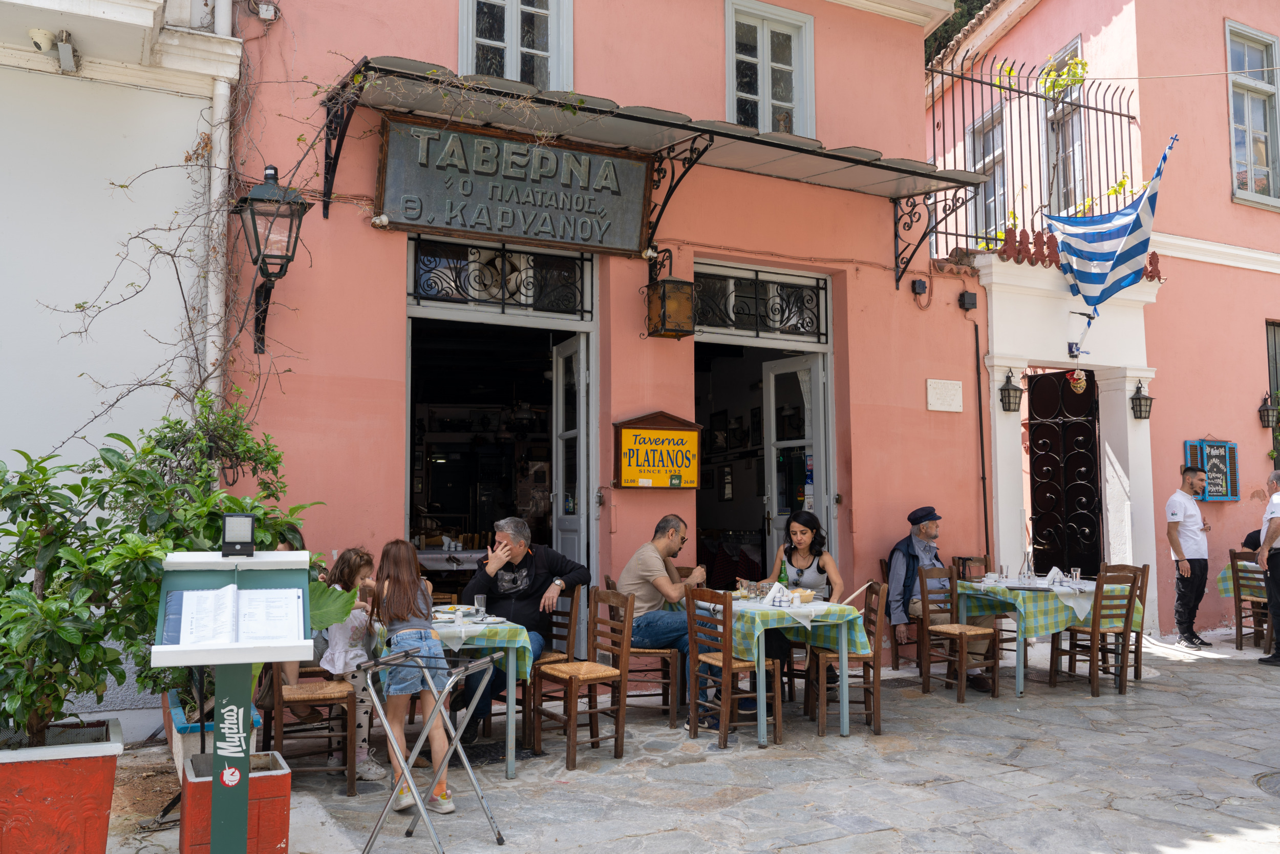 Die Taverna Platanos gehört zu unseren liebsten Restaurants in Athen