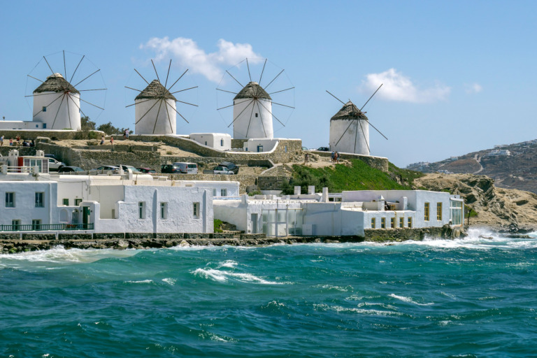 Die Windmühlen von Mykonos solltest du bei deiner Griechenland-Reise nicht verpassen