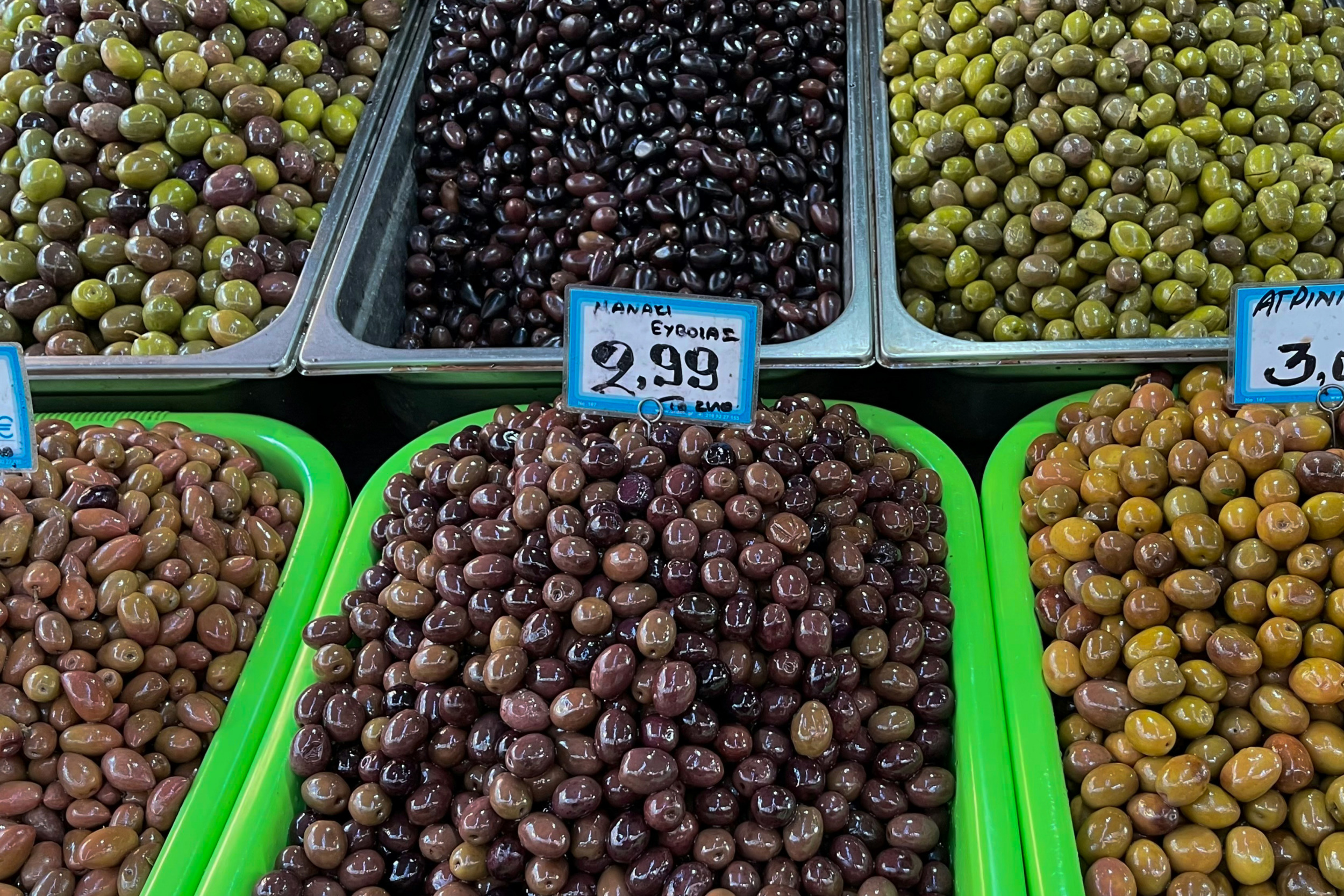 Auf dem Zentralmarkt kannst du dich mit Oliven eindecken