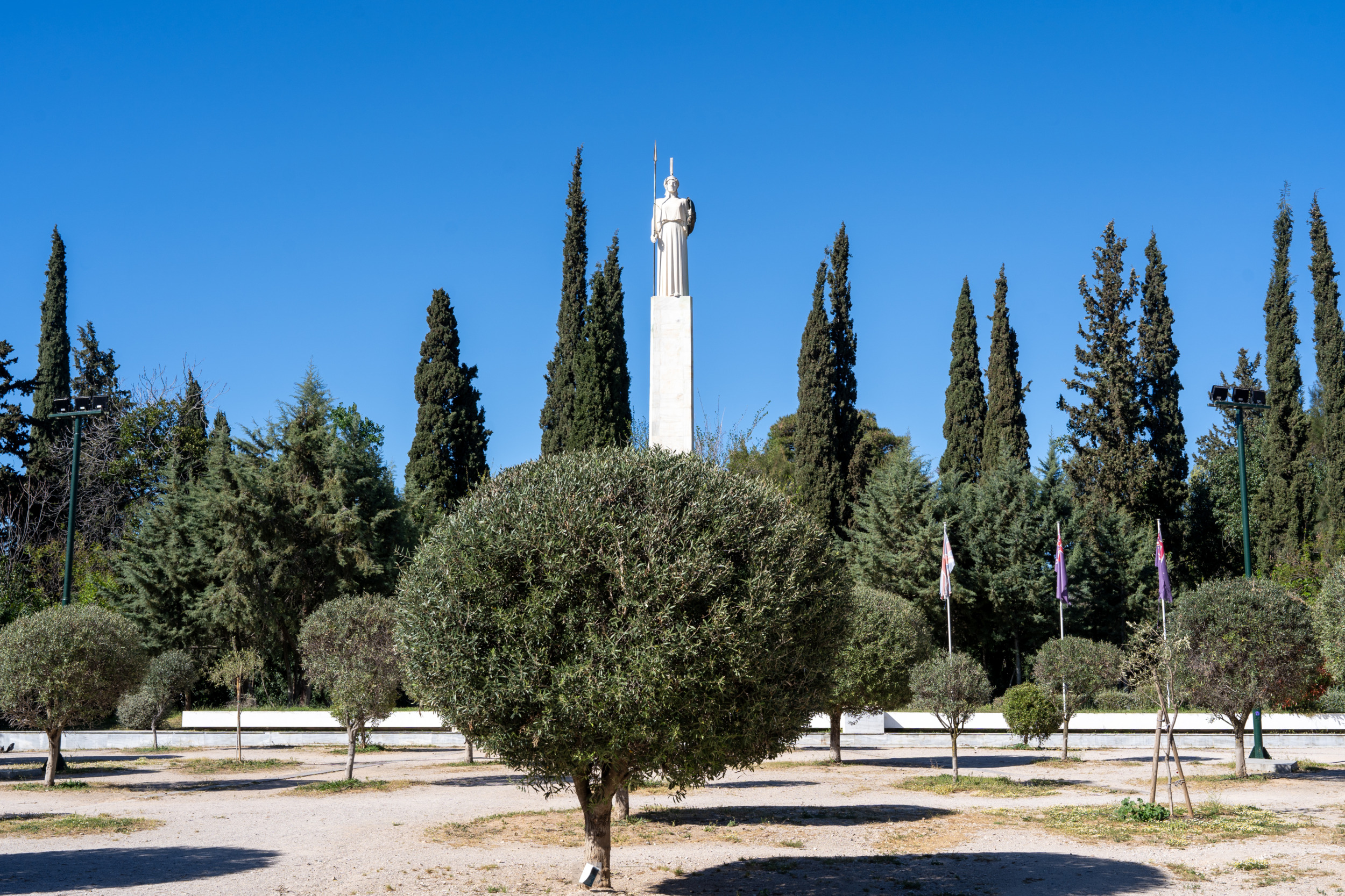 Die Statue der Athena liegt herrlich grün