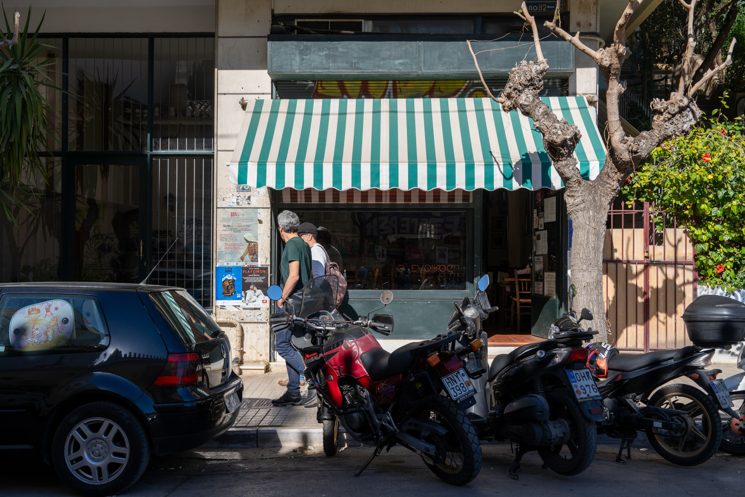 Das Café Parasaiko liegt zentral in Exarchia