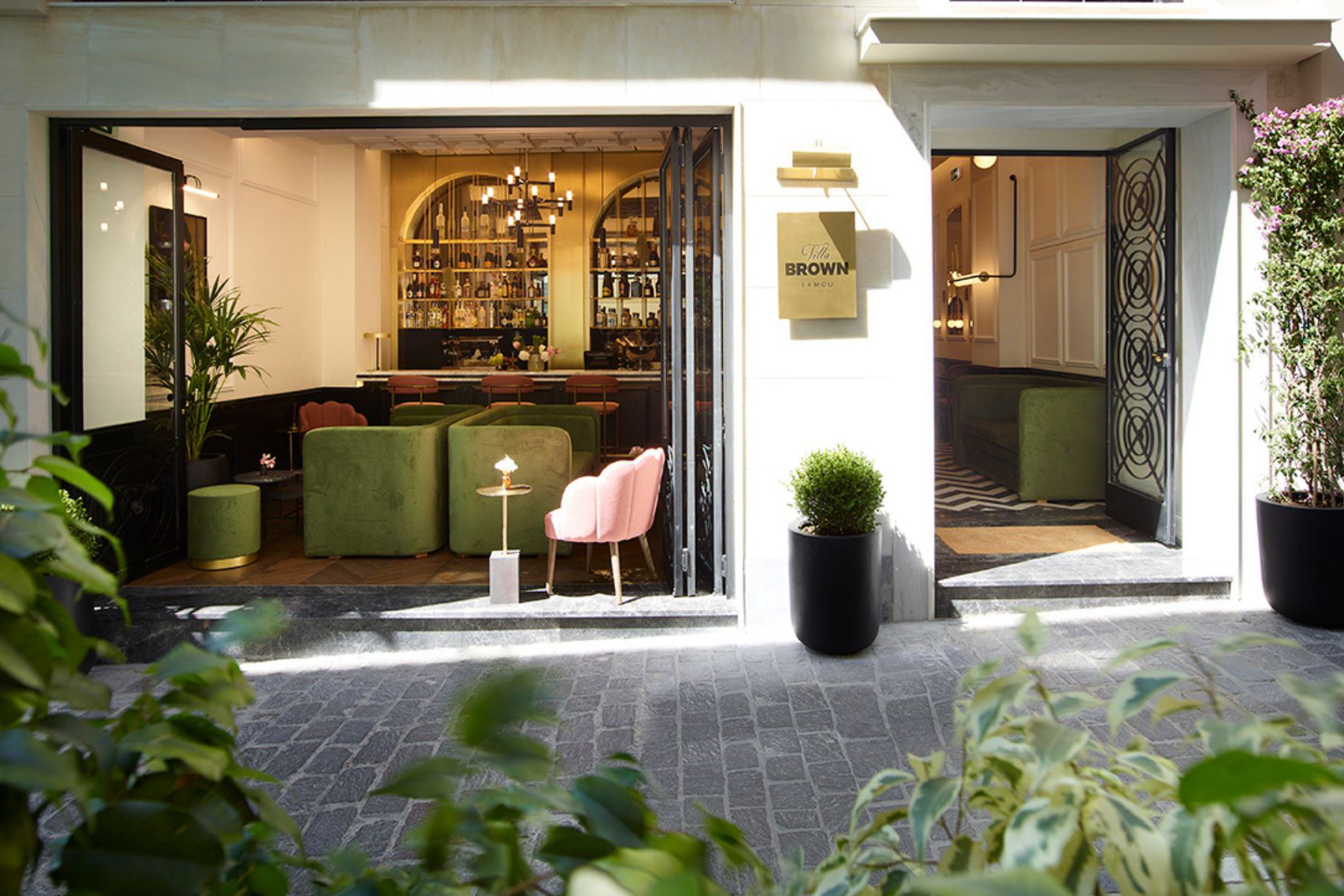 Außenbereich des hippen Boutique-Hotels in Athen, der Villa Brown