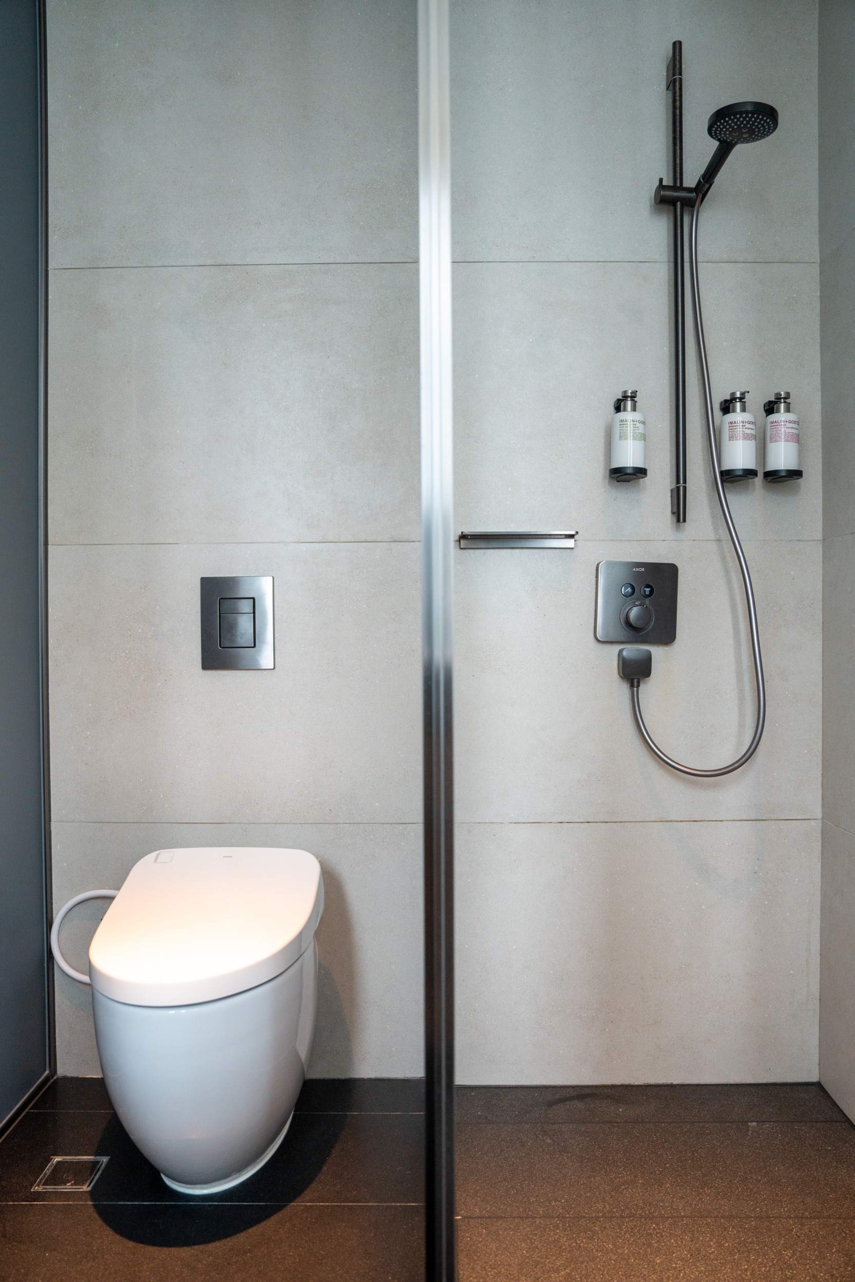 Dusche und WC im AKI Hotel Hongkong