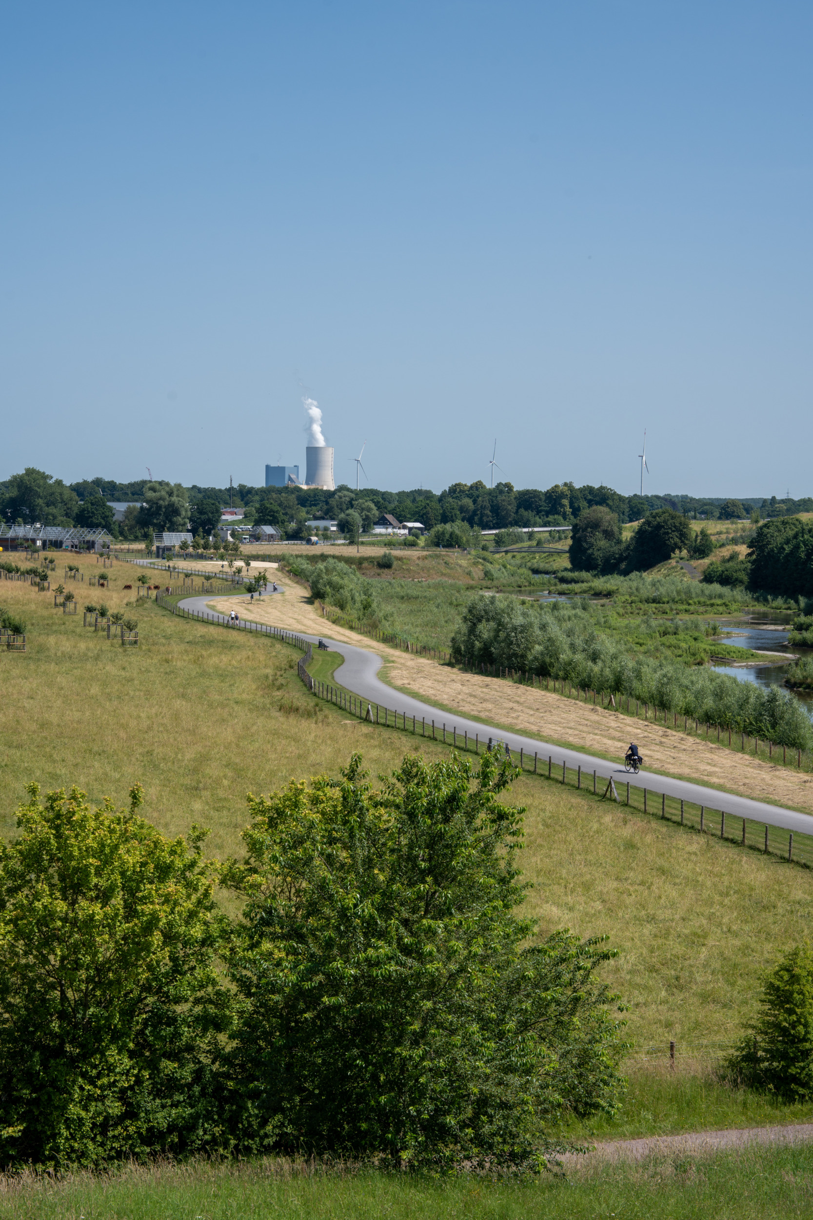 Ausblick auf die Landschaft am Emscher-Weg