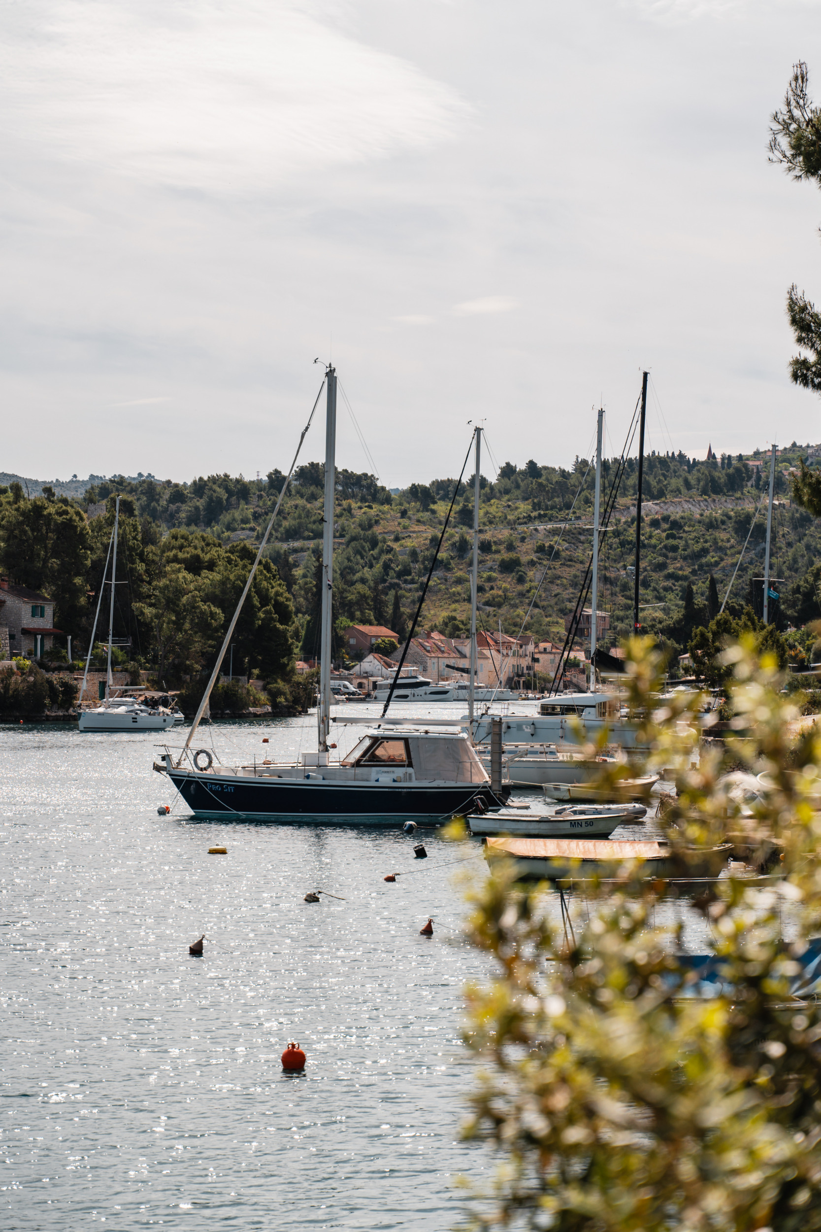 Vor Anker liegende Segelboote in der Bucht von Bobovišća auf Brač