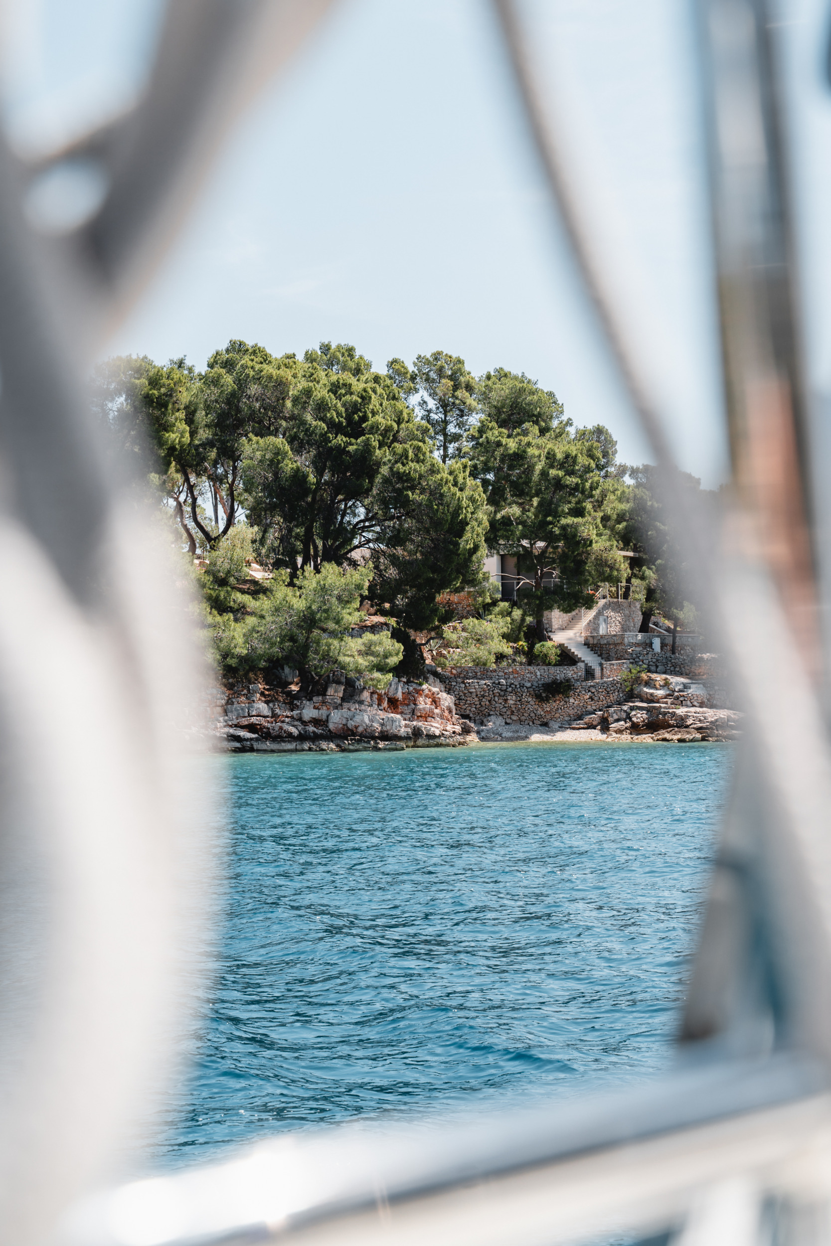 Blick vom Katamaran auf eine kleine Insel vor der kroatischen Küste