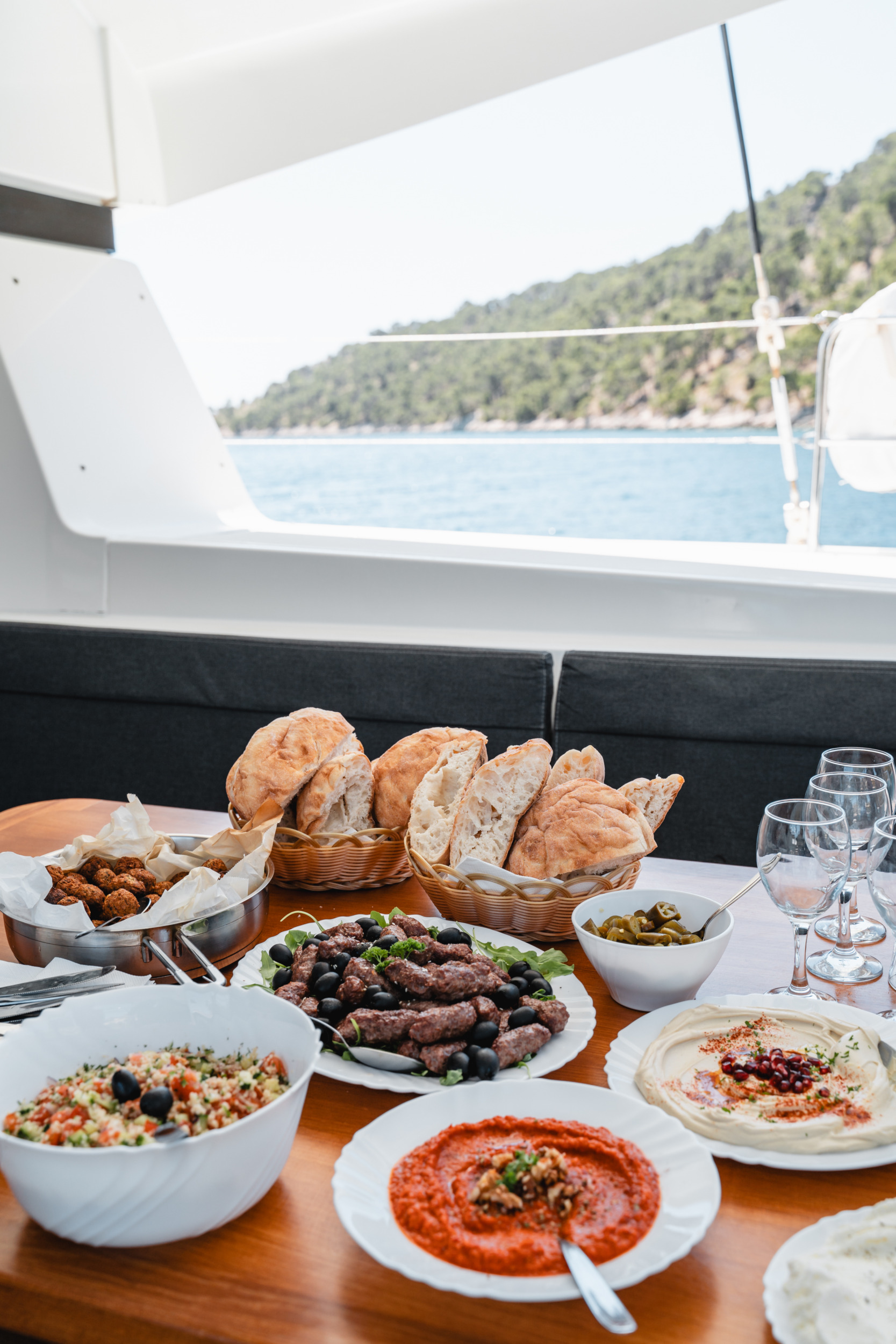 Frisch zubereitetes Essen an Bord eines Katamarans in Kroatien