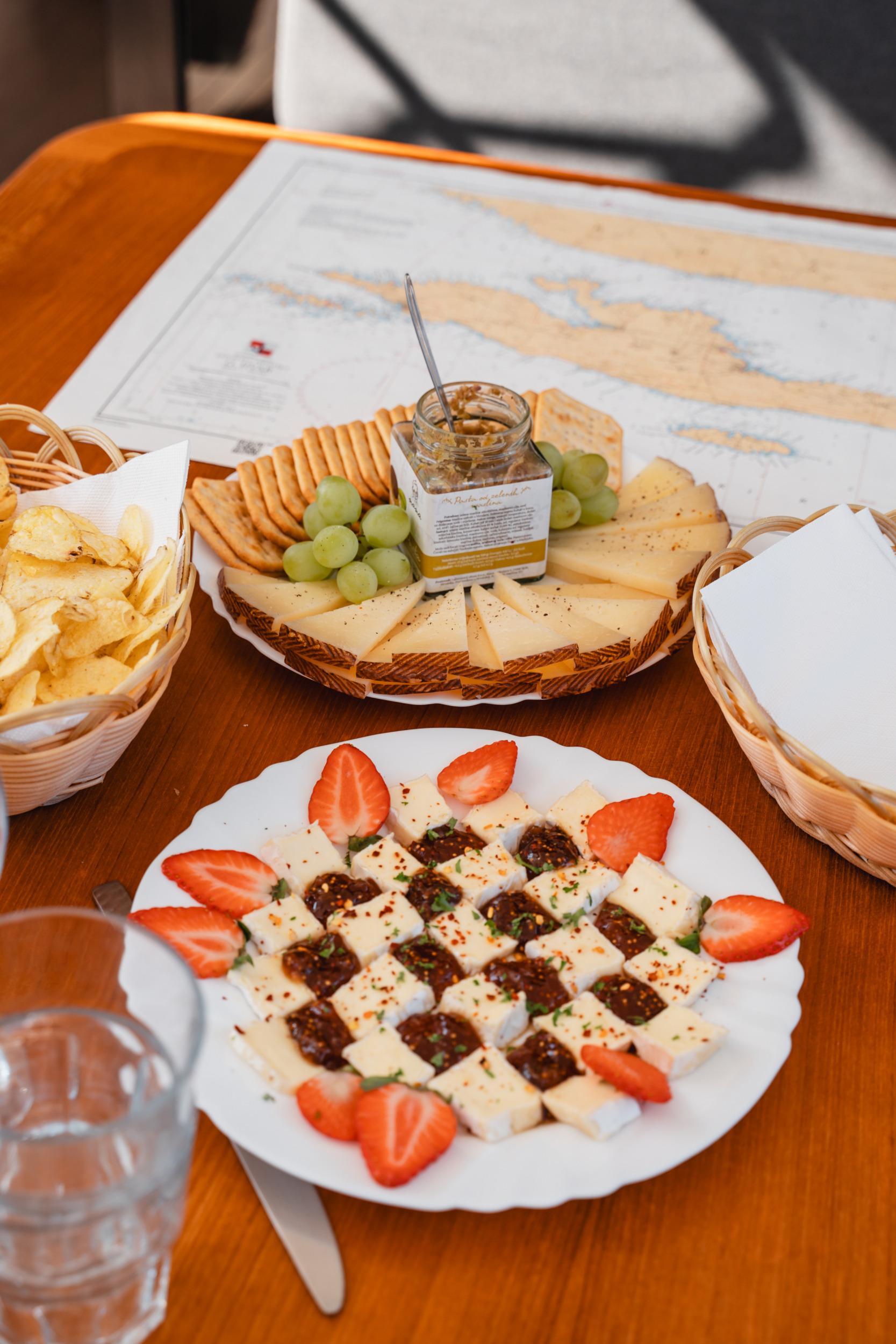 Käseplatte und mediterrane Vorspeisen an Bord eines Katamarans in Kroatien
