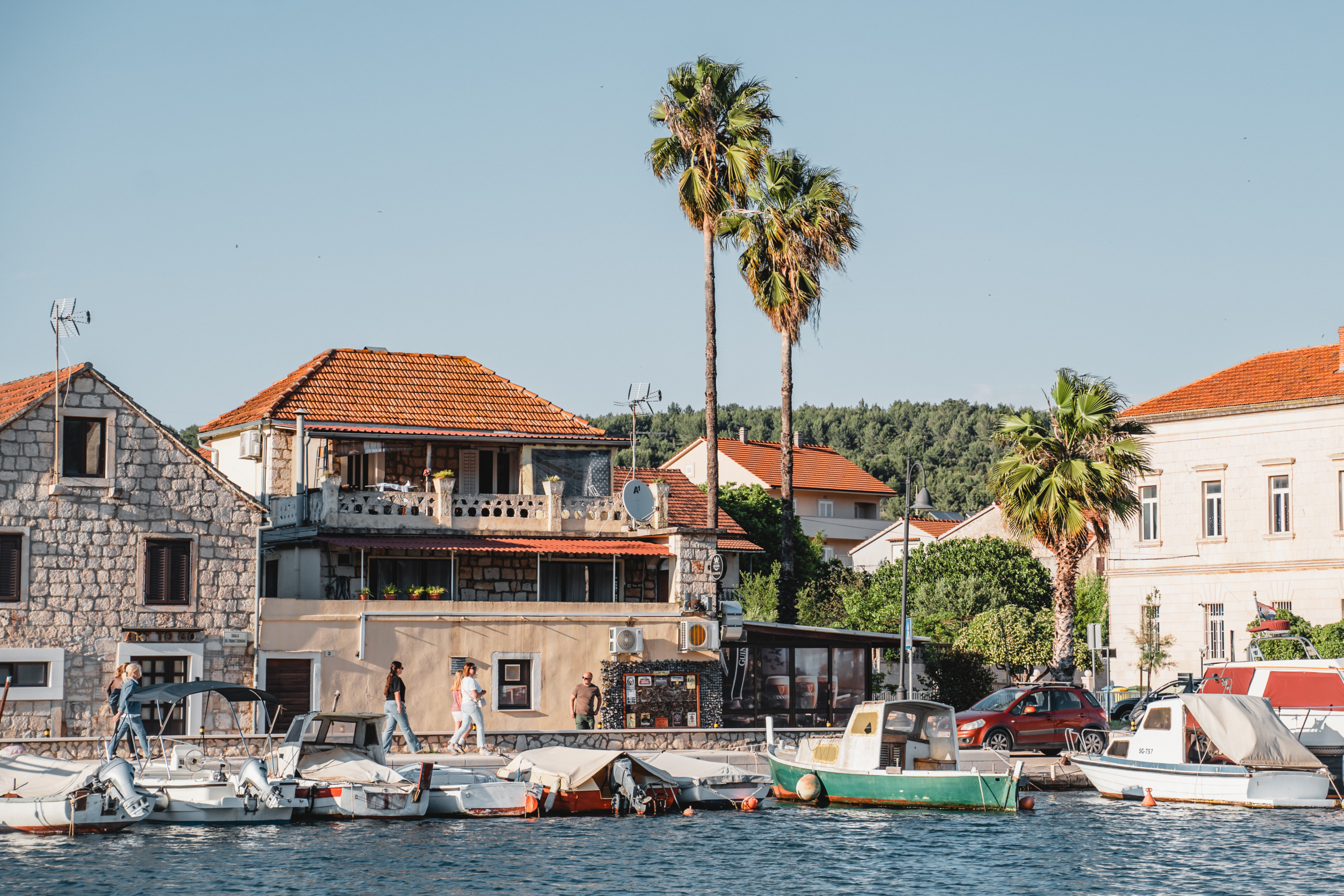 Boote und Natursteinhäuser am Hafen von Stari Grad auf Hvar