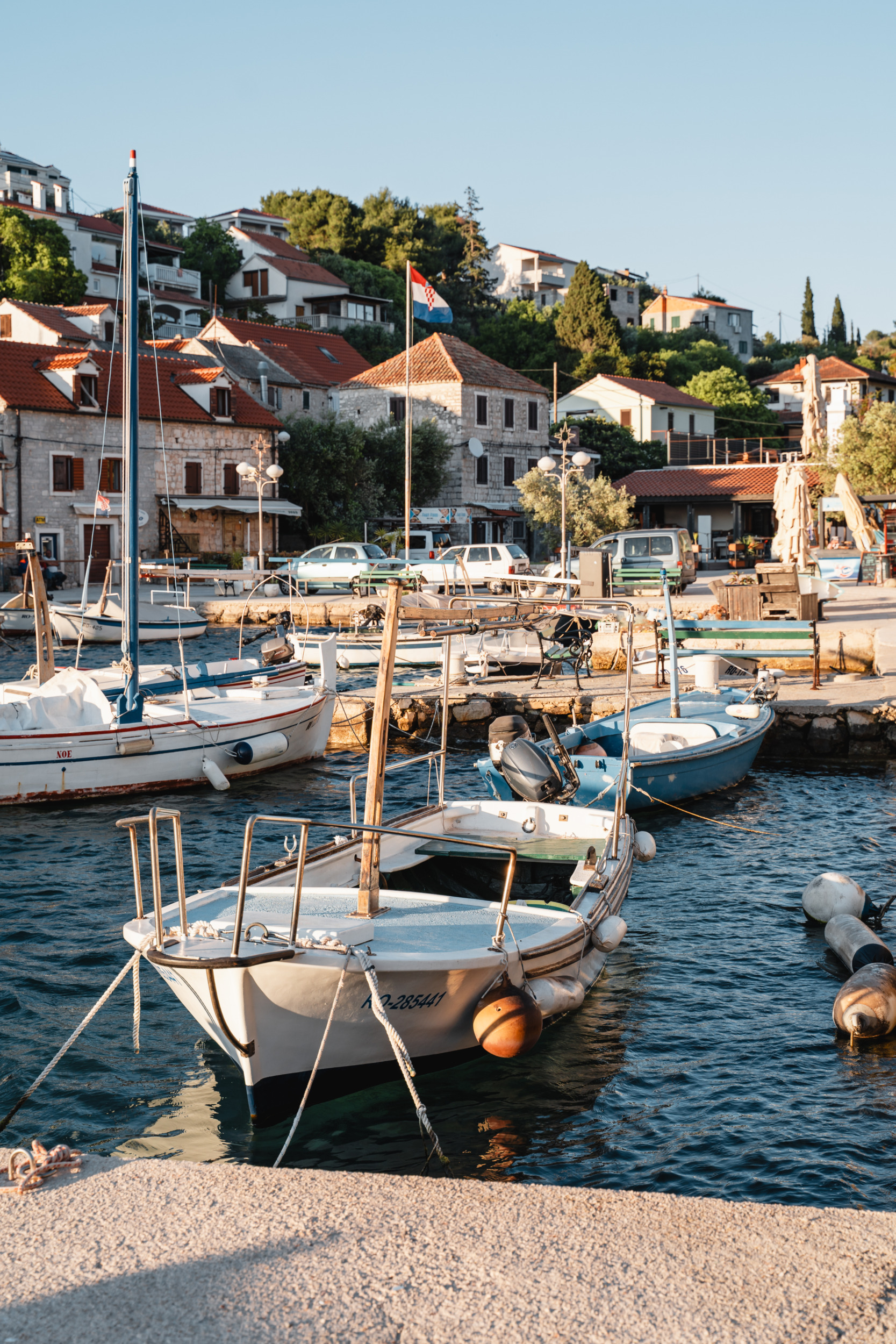 Kleine Boote im Hafen von Maslinica auf Šolta