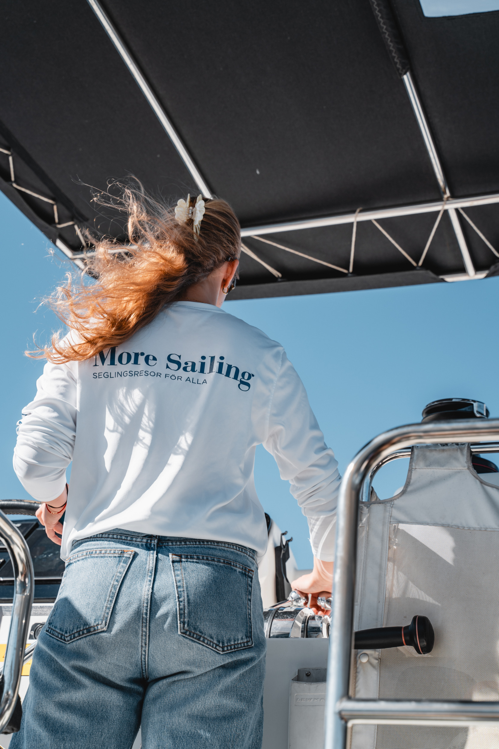 Crewmitglied auf einem Katamaran beim Segeln in Kroatien