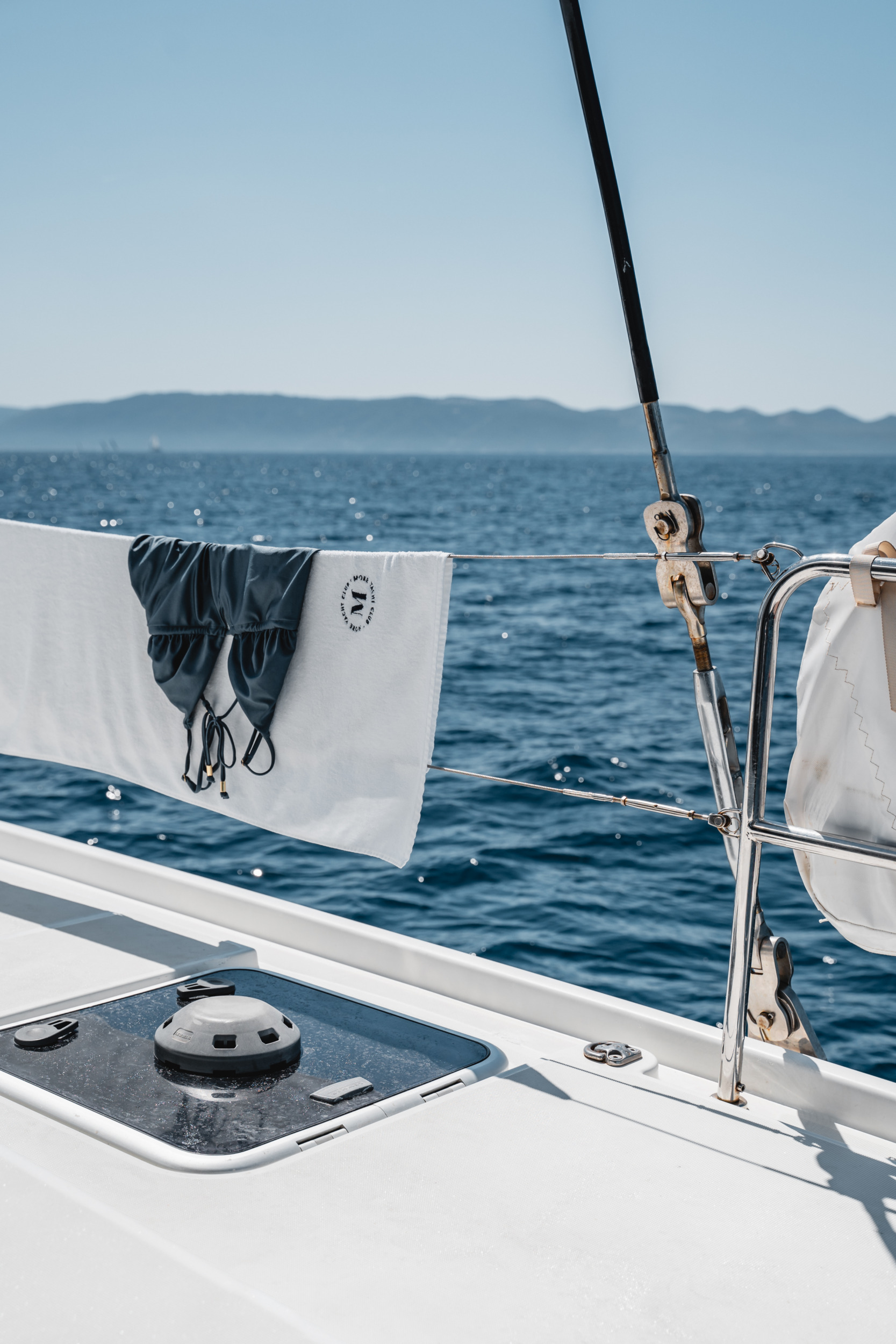 Blick vom Katamaran auf die dalmatinische Küste in Kroatien