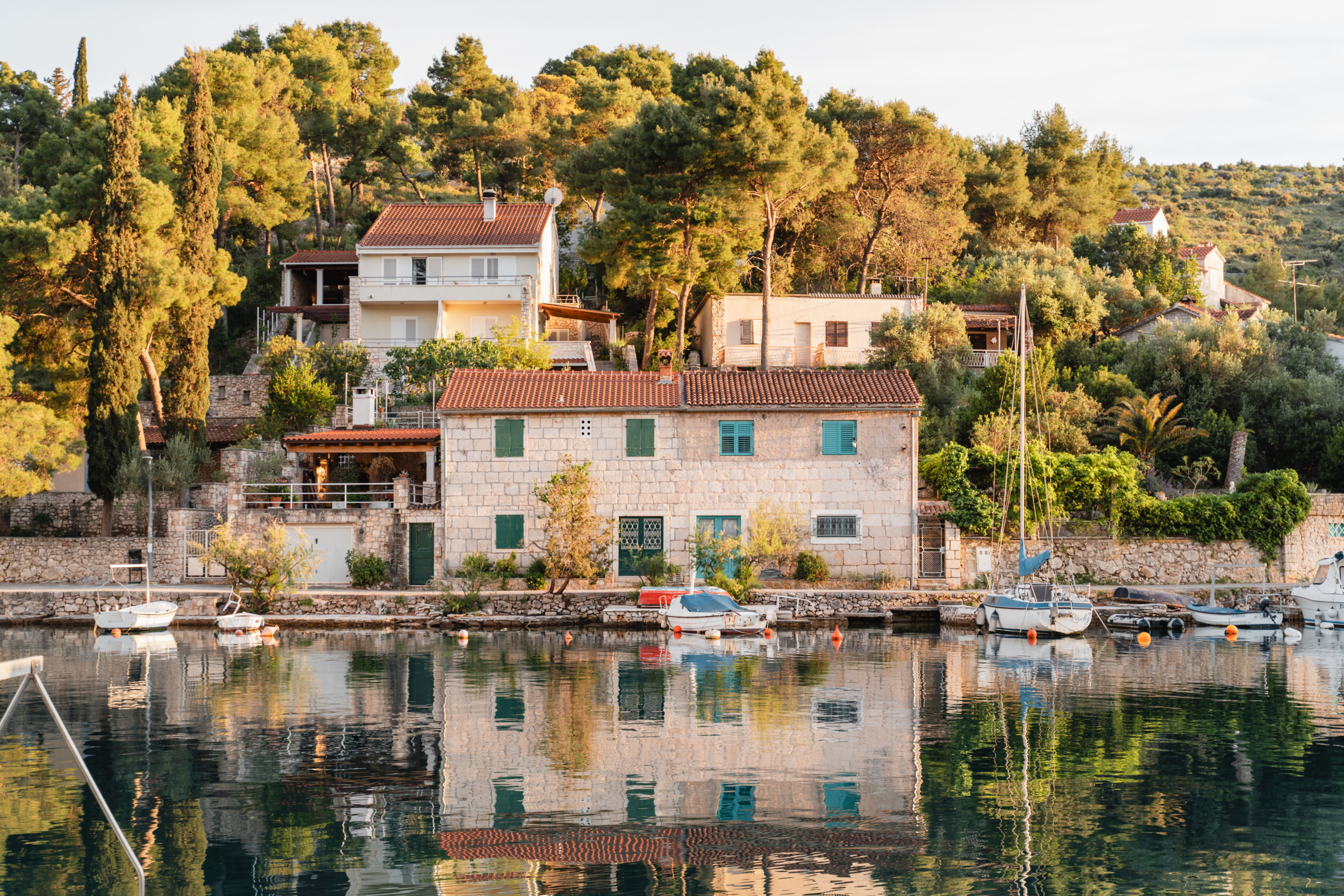 Natursteinhäuser am Ufer der Bucht von Bobovišća auf Brač