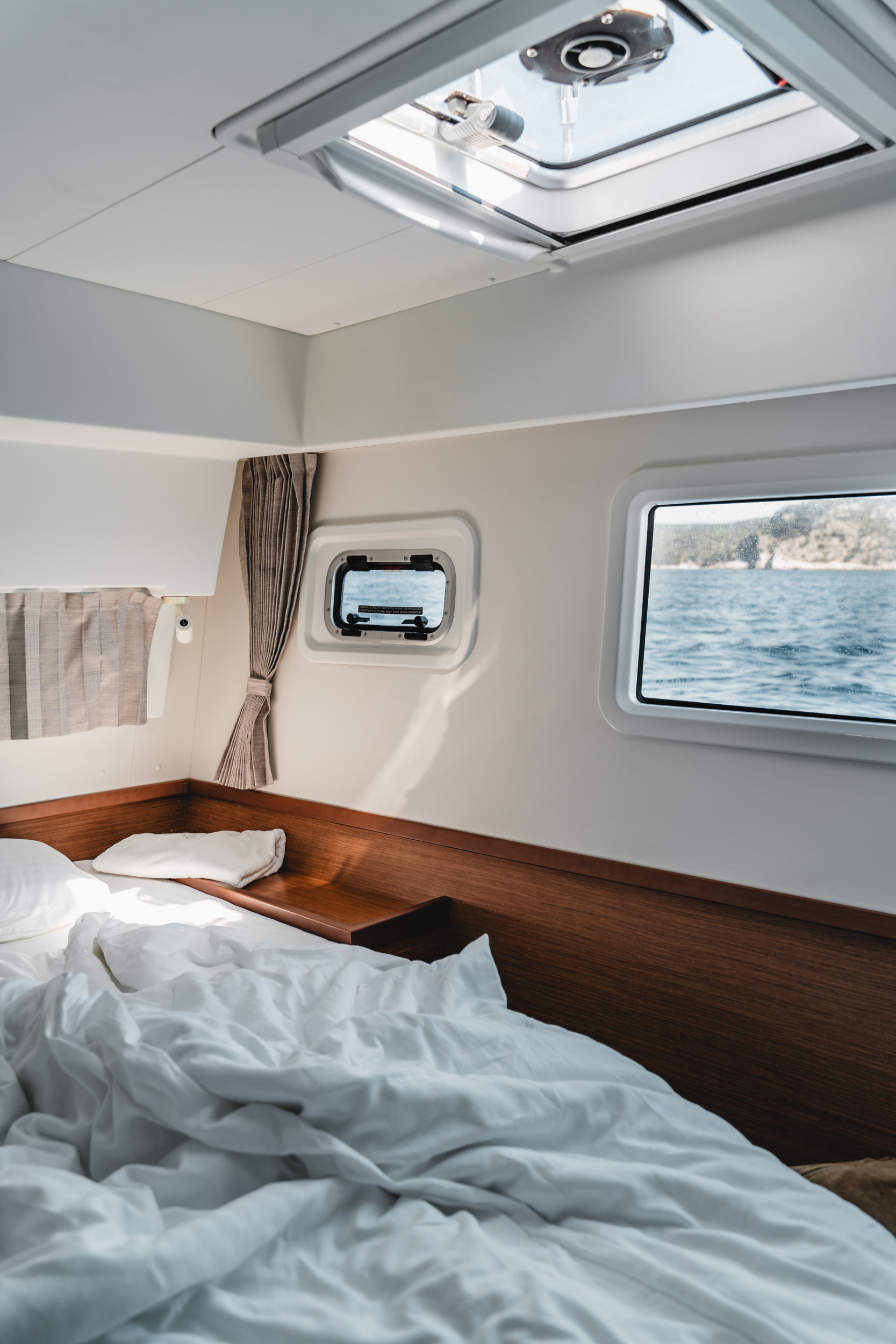 Katamaran-Kabine mit Doppelbett und Blick aufs Meer