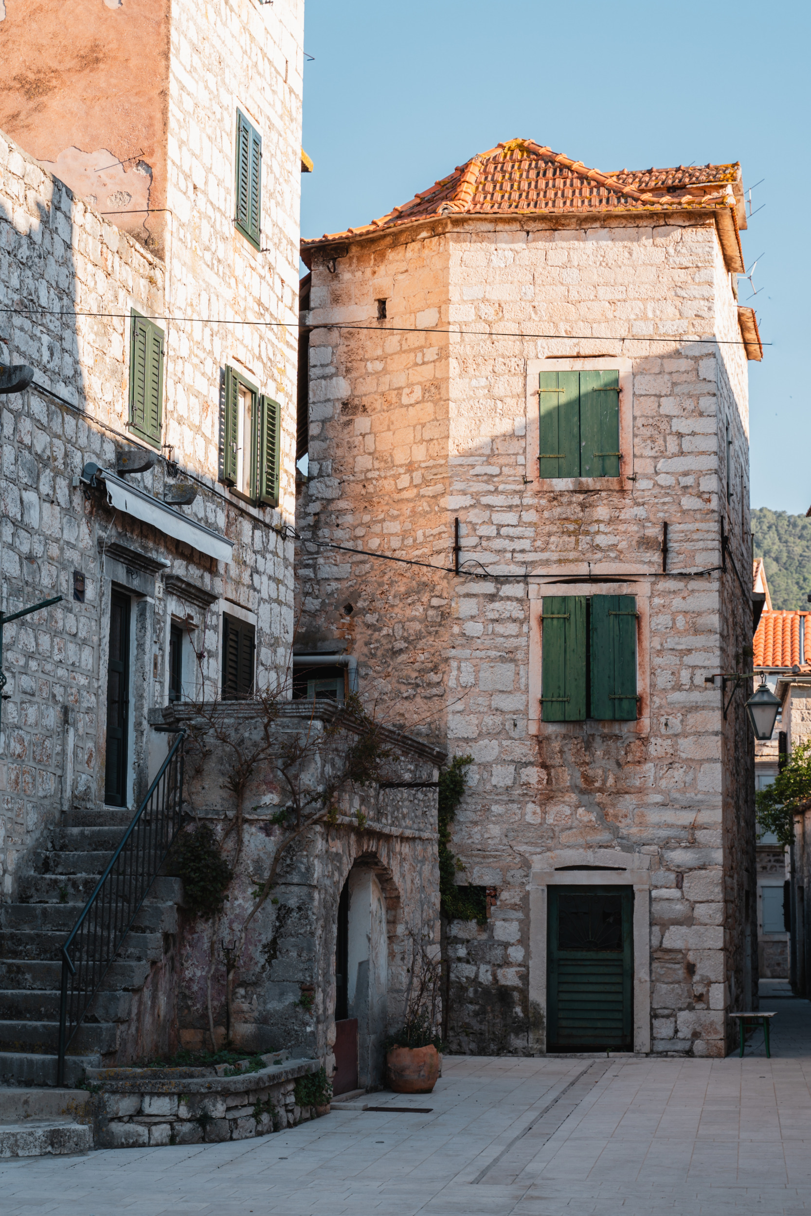 Historische Natursteinhäuser in der Altstadt von Stari Grad