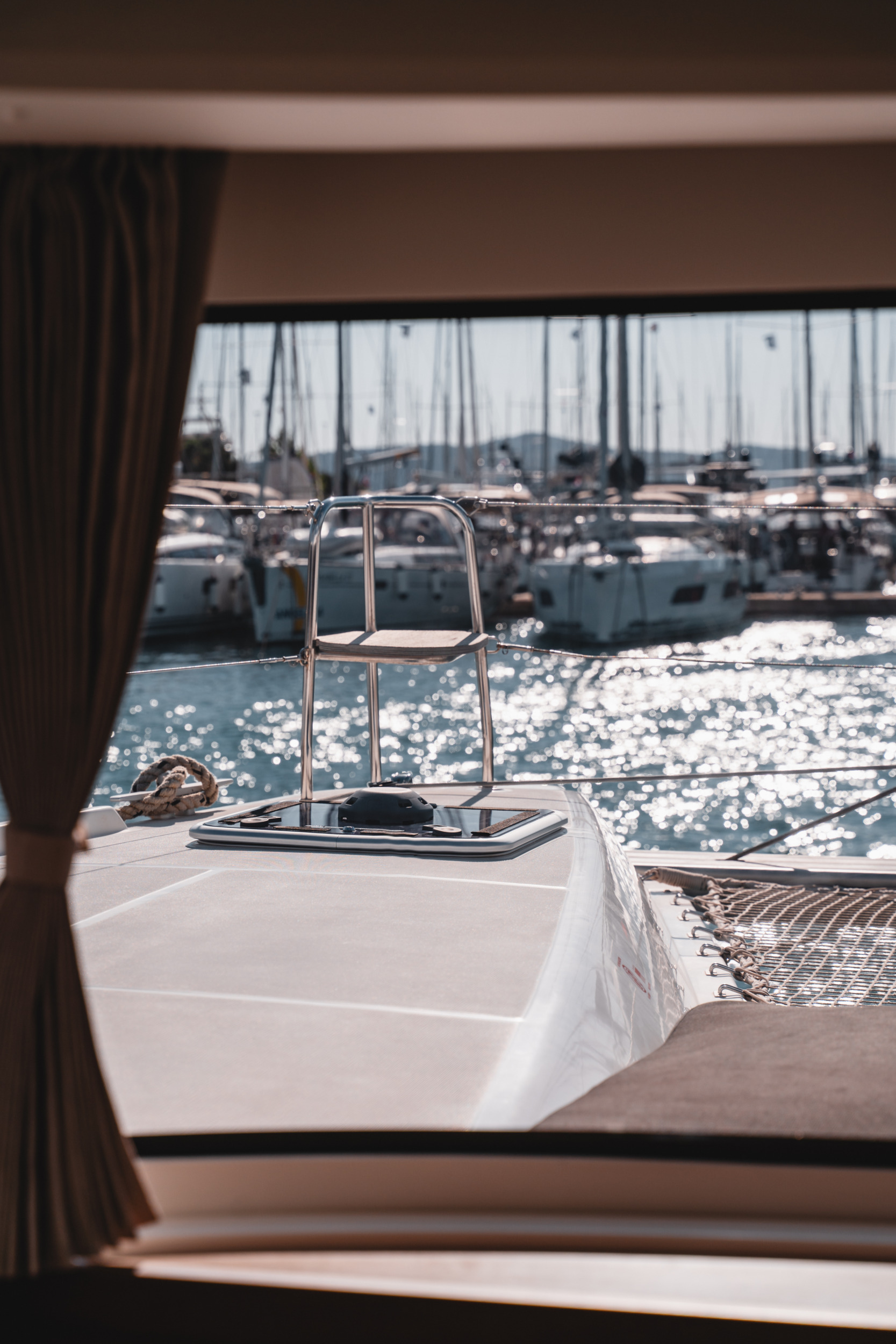 Blick aus einer Katamaran-Kabine auf die Marina in Kroatien