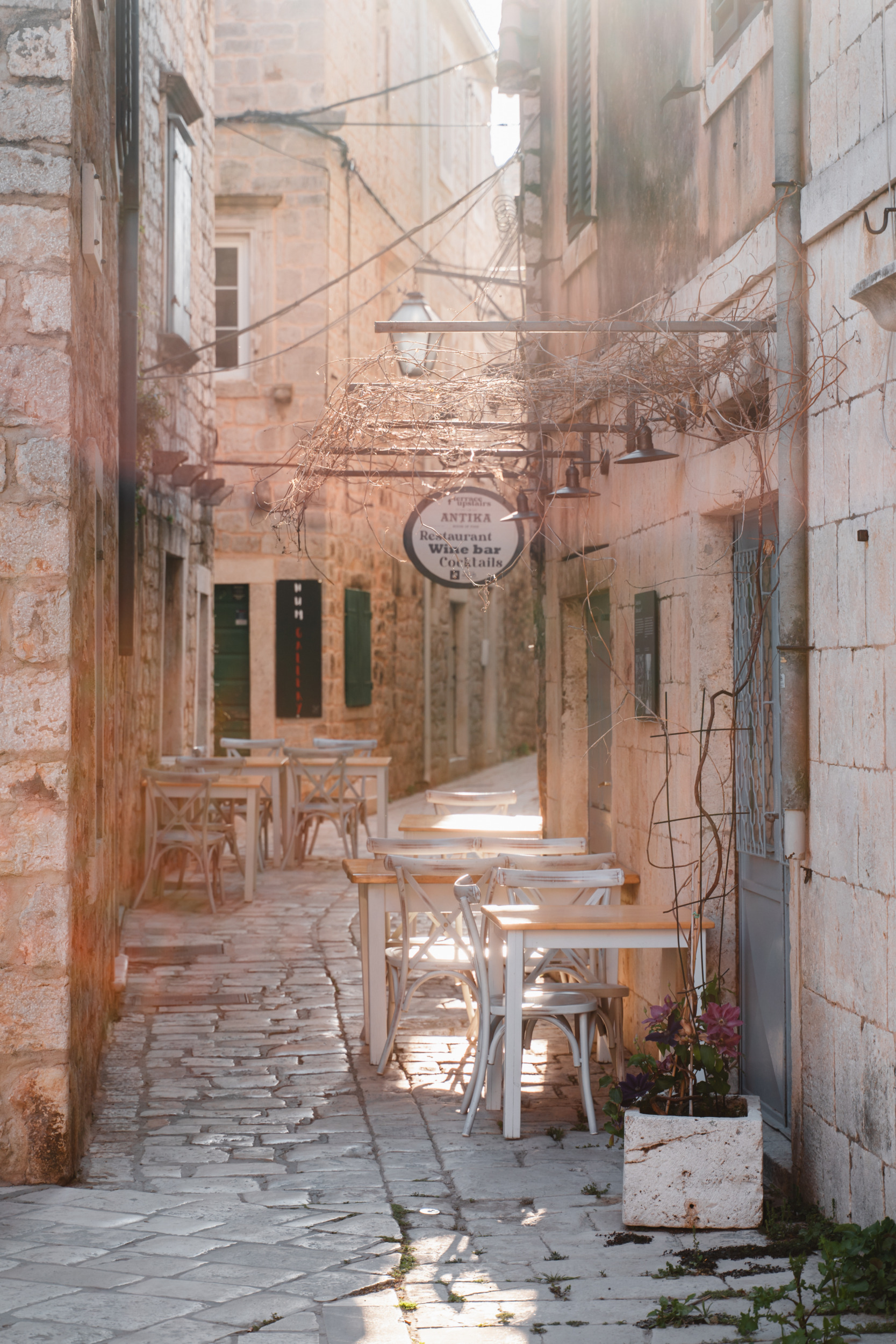 Schmale Altstadtgasse in Stari Grad auf Hvar