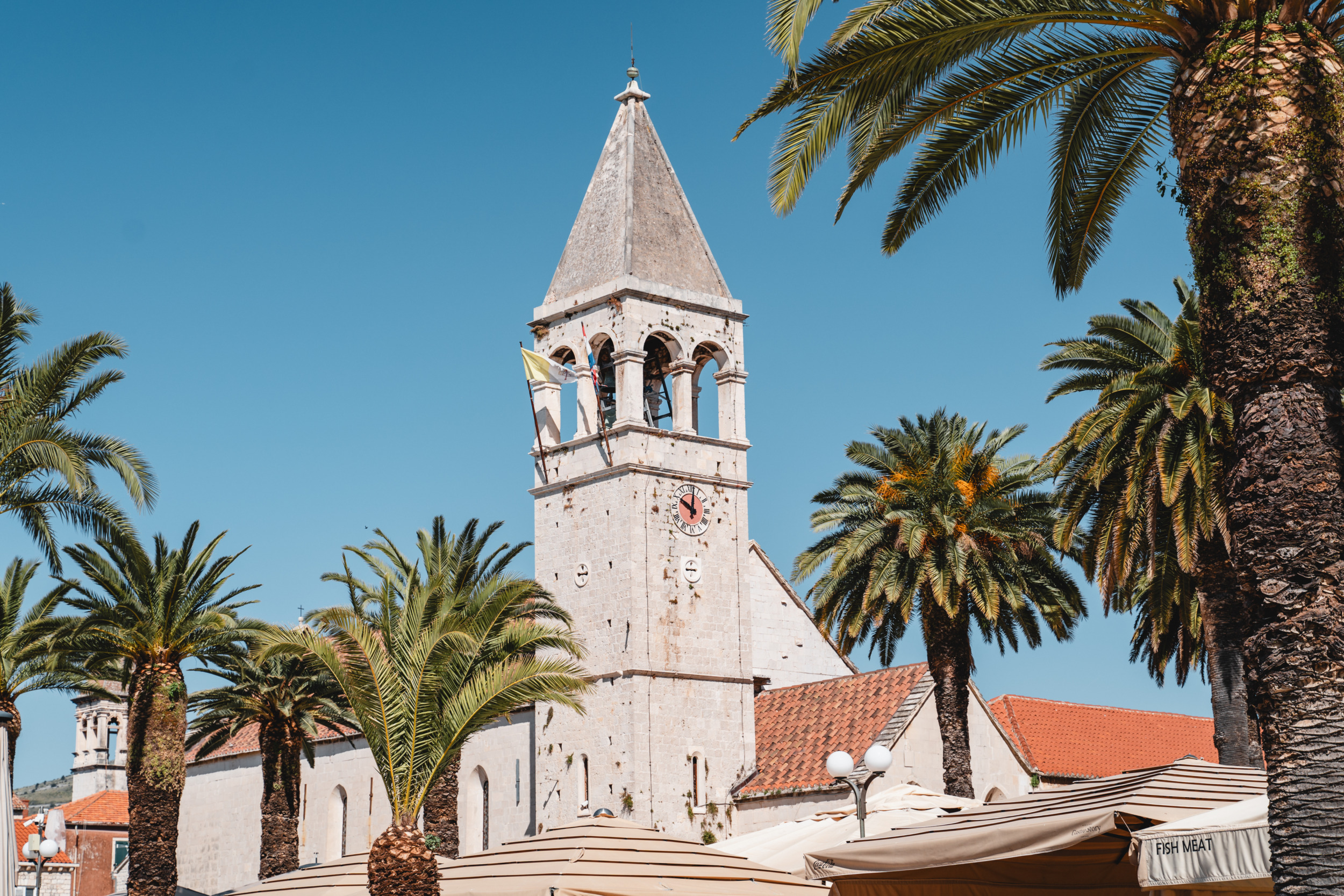 Kirchturm der Altstadt von Trogir in Kroatien