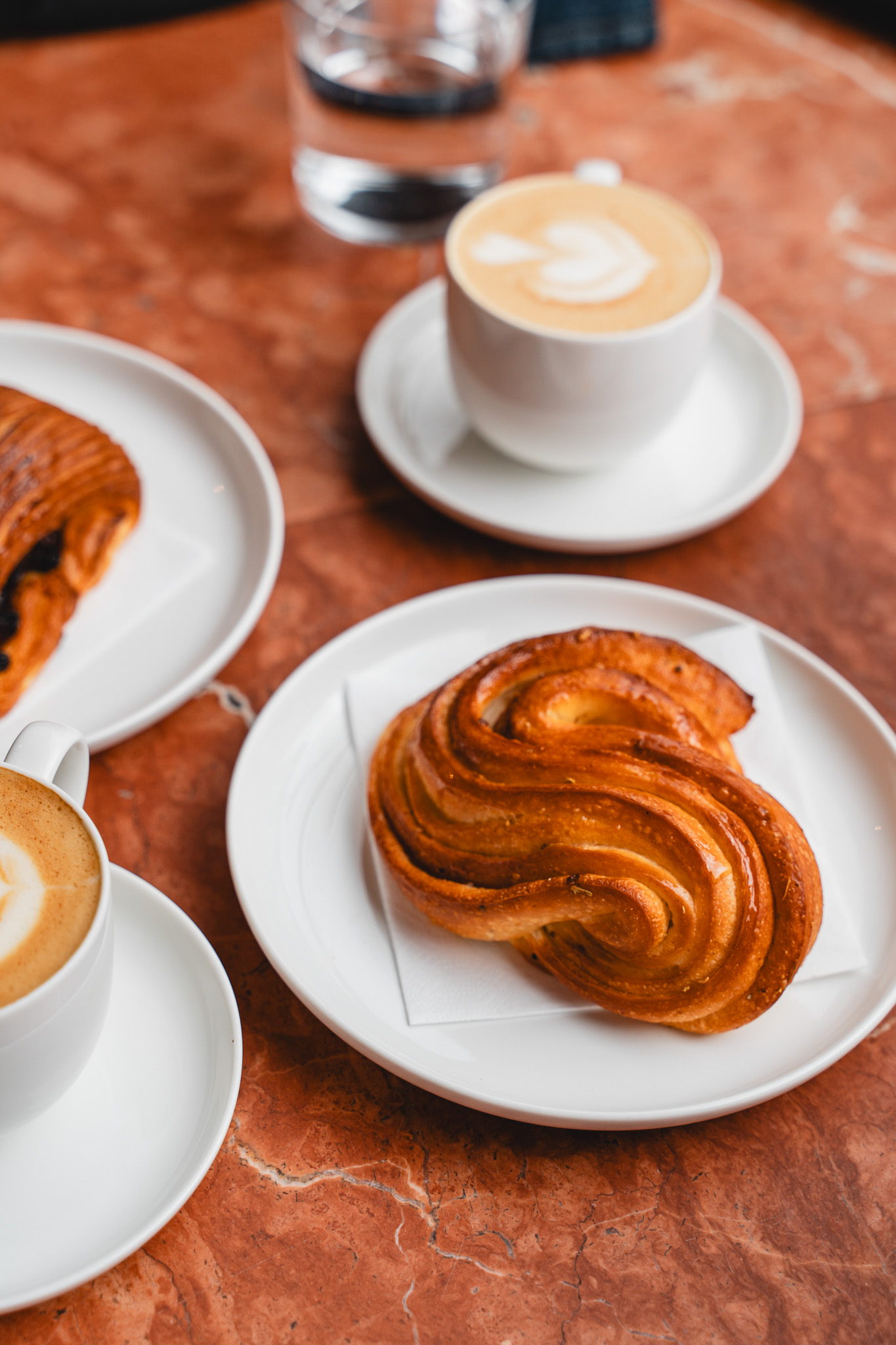 Kardamom-Bun und Kaffee in der Grain Bakery