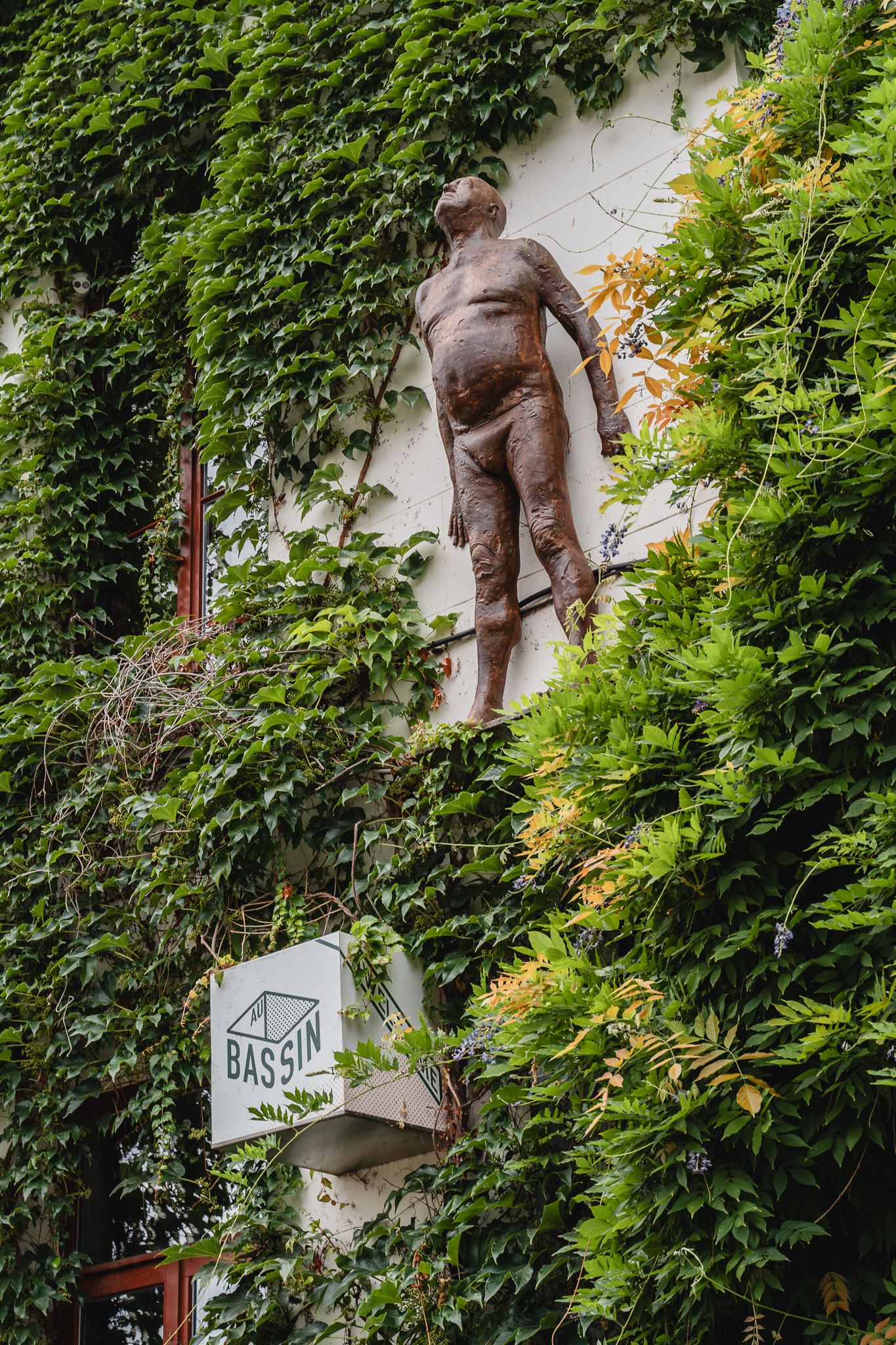 Eine Wandskulptur in Sainte Catherine in Brüssel
